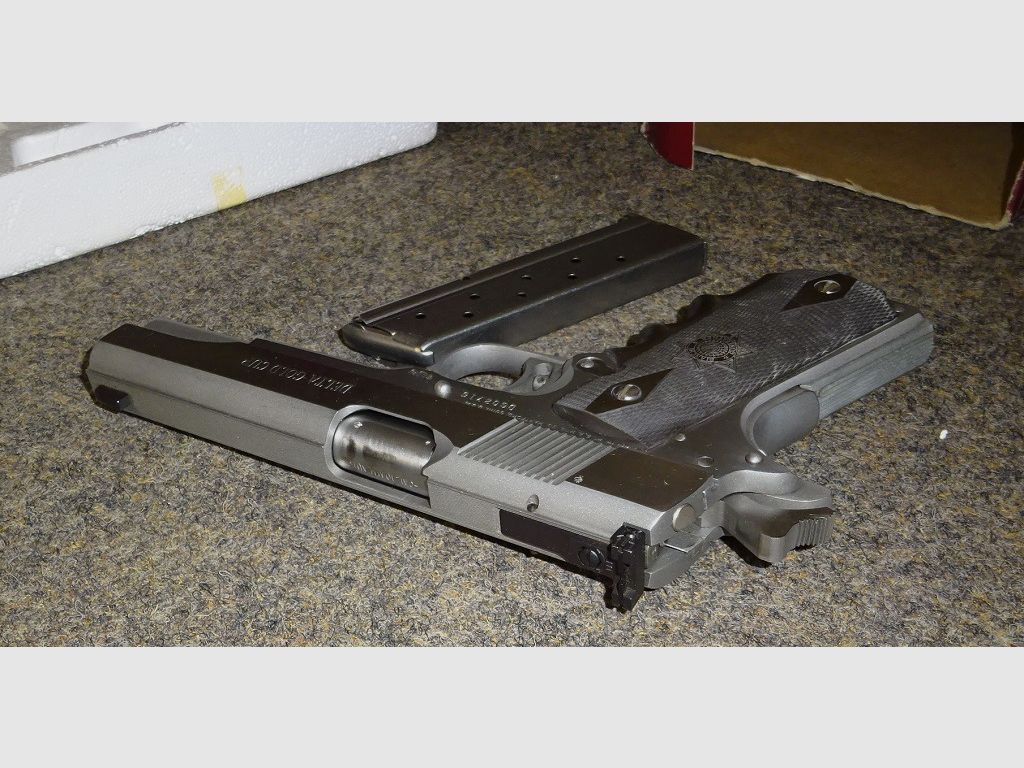 Collector's item: COLT Delta Gold Cup in 10mmAuto in somewhat damaged original packaging