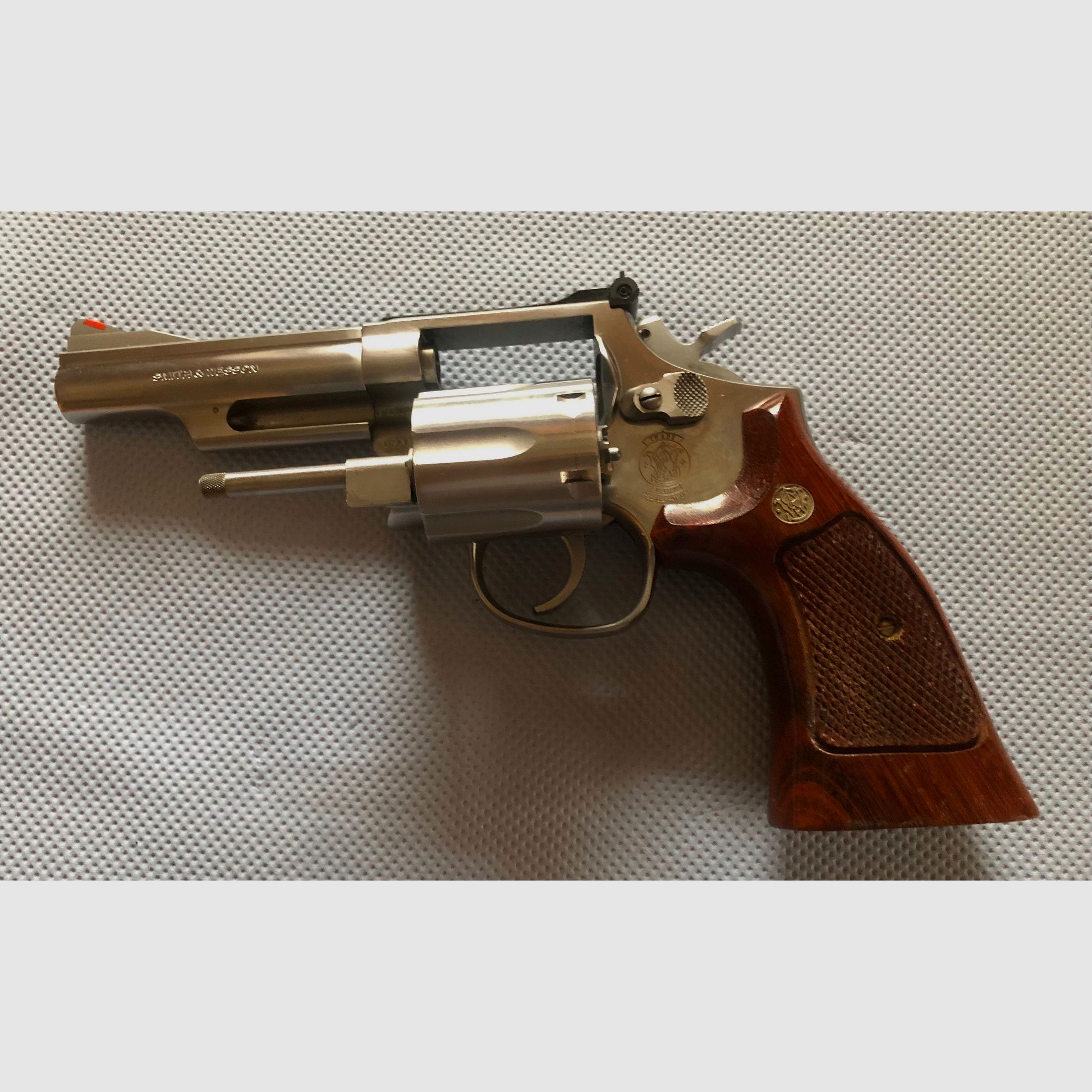 Revolver, S&W. 357Magnum    stainless Steel     Model 66    (mit Holster)