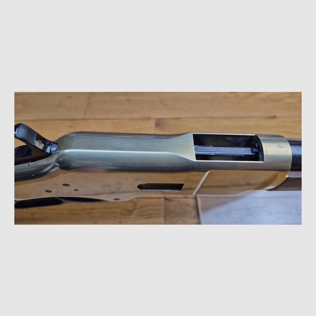 Superbe et rare carabine Winchester modèle 1866 – Une « Yellow Boy » dans une peu courante fabrication Miroku au Japon – Rare cal.38 SP/38 spécial – Boitier bronze/laiton comme les originaux – 10 coups – Mécanique et bois à l&rsquo;état de neuf ou quasi neuf – Arme en fabrication moderne d&rsquo;exception et pièce rare – TBE+++, image 16 sur 51