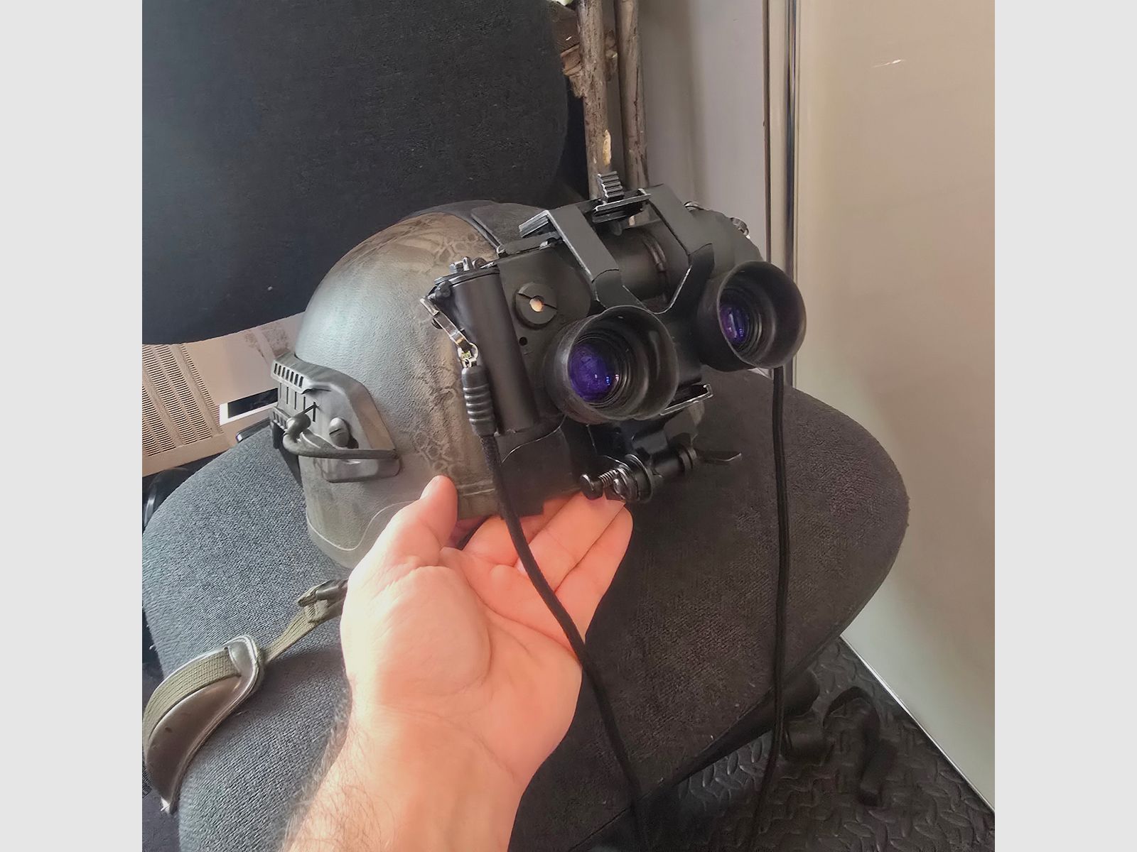 Night vision device with residual light amplifier, with helmet mount and carrying cap, so for wearing without a helmet