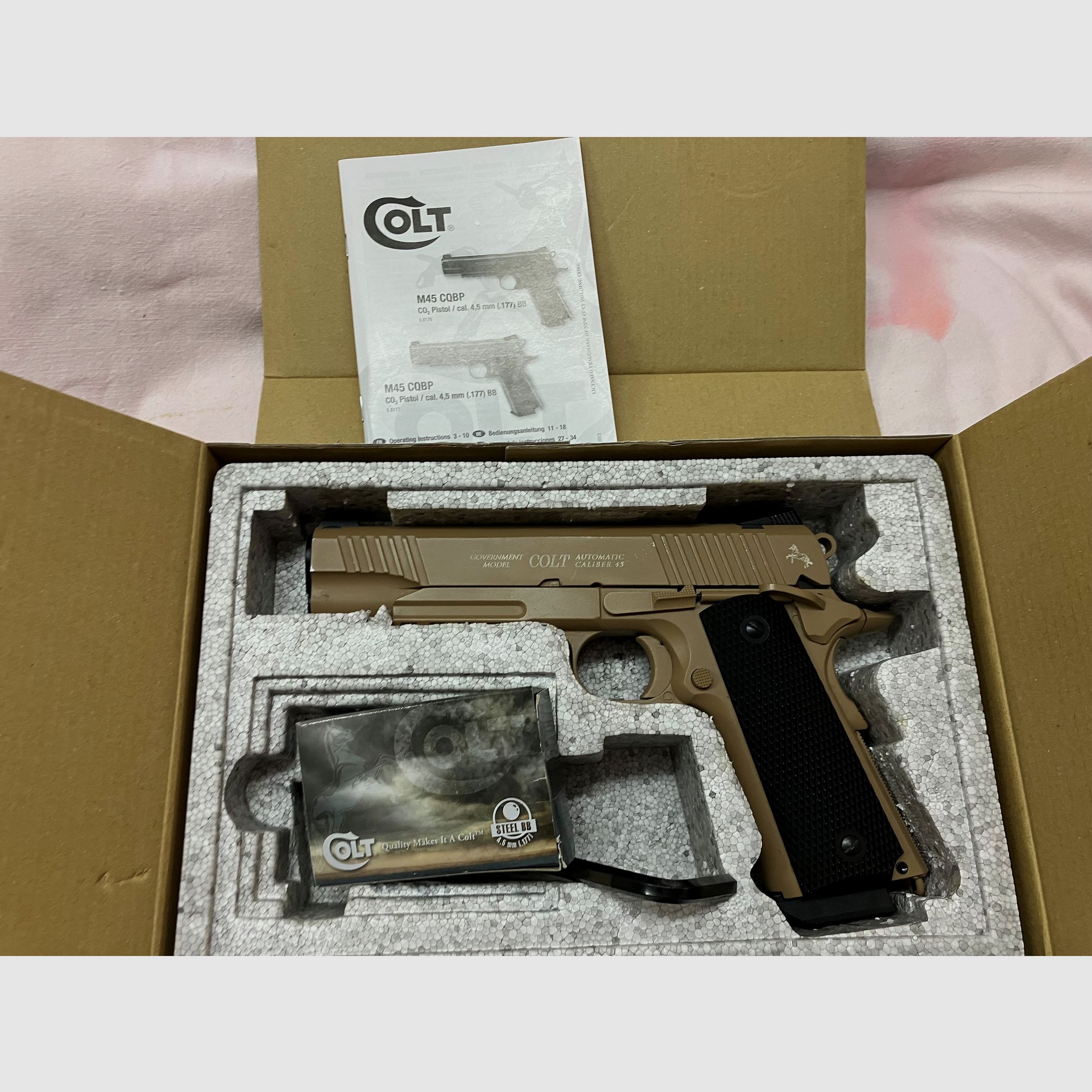 Colt M45 CQBP Co2 Pistole in Original Verpackung und Zubehör, es handelt sich um die seltene TAN Beige farbene, in sehr guten fuktionstüchtigen Zustand. 