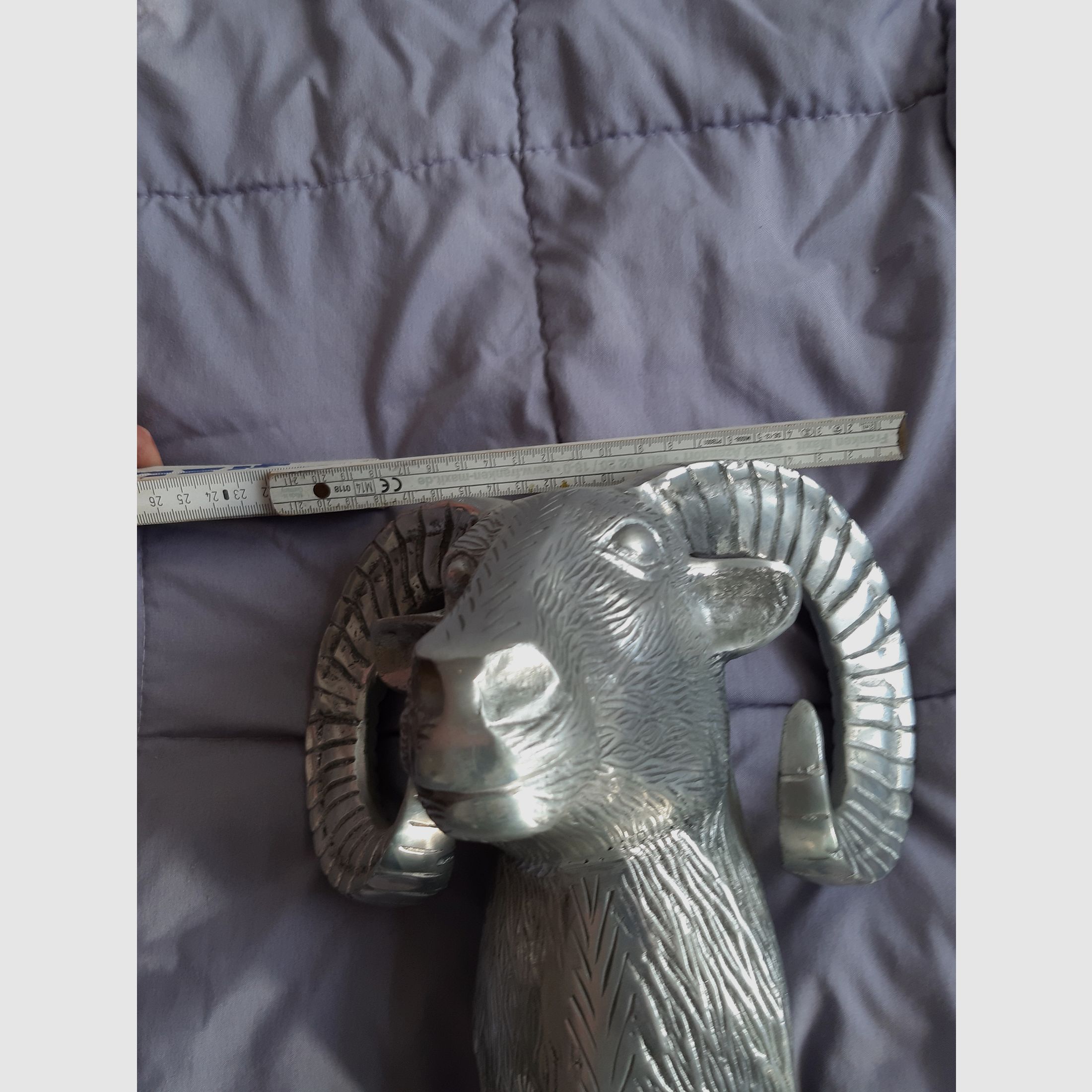 WIEDDERKOPF, bij de eerste aanblik denkt men dat hij gesmeed is, stabiel, trots, elegant en tijdloos mooi.