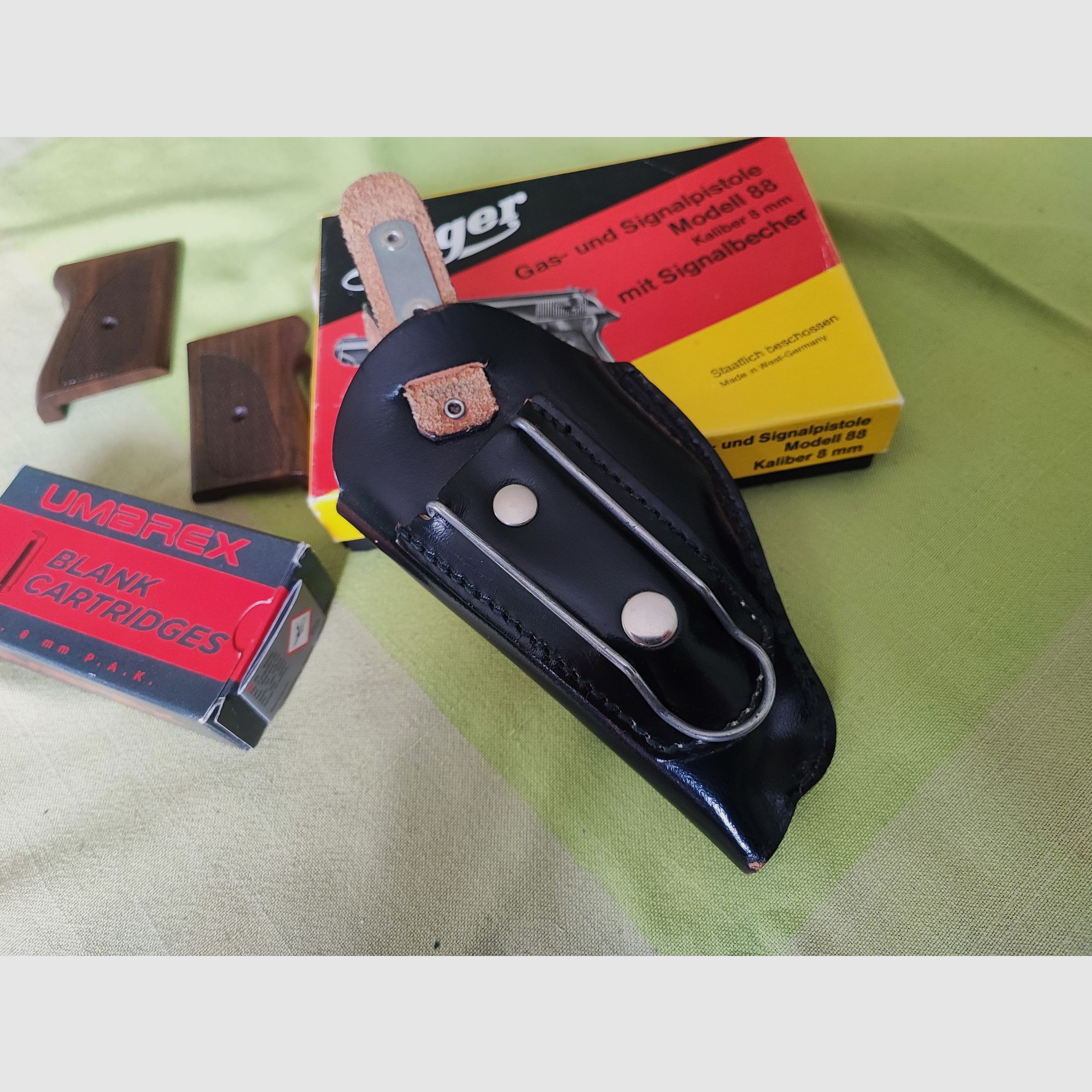 Luger 88 - 8 mmK PTB 414 aus der Röhm-Fertigung mit Holzgriffschalen, Lederholster, Munition