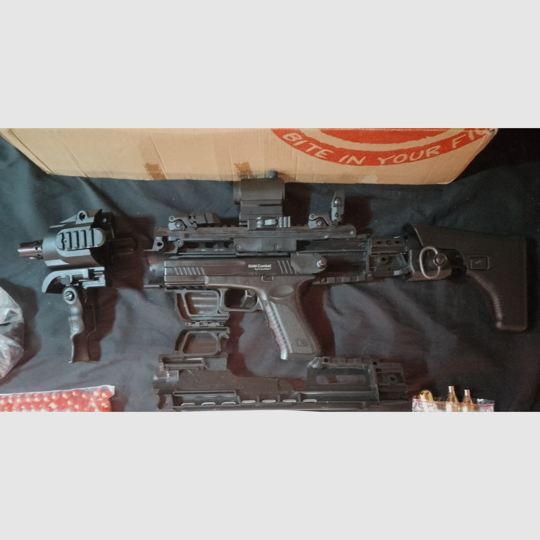 RAM Cal .43 Combat (Glock) + 4 Magazine + Aps Caribe Action Conversion Kit T1-Socom Visier und Zubehör Co2 Fastballs + Paintballs