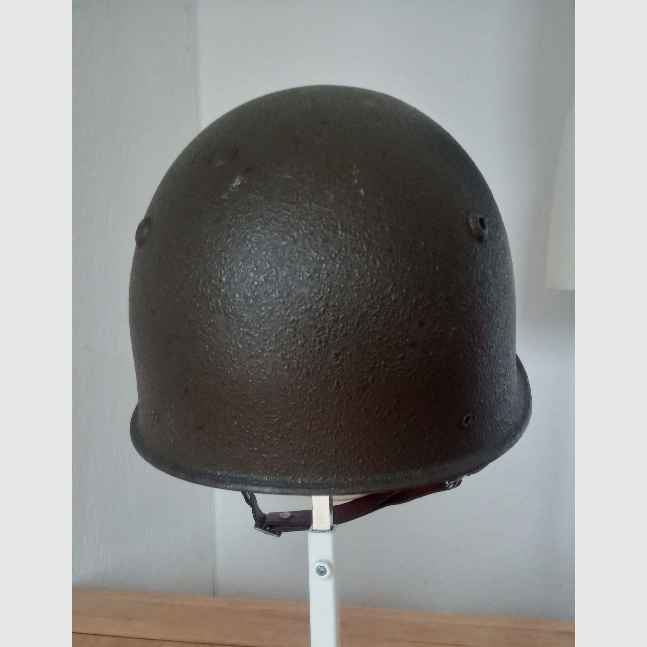 Stahlhelm der Schweizer Armee in kleiner Größe 55-56 / ideal für Zivilschutz / Swiss Made