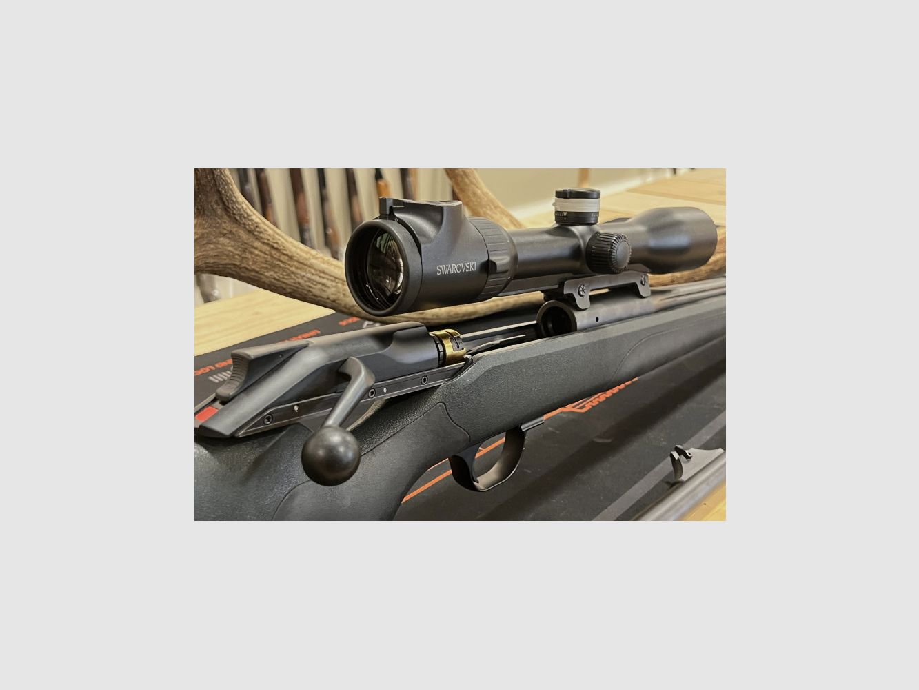 Blaser R8 Professional in .300 Win Mag mit flutetem Lauf und Swarovski Z6i 1.7-10x42 + Lauf .375 Holland & Holland, Bild 2 von 7