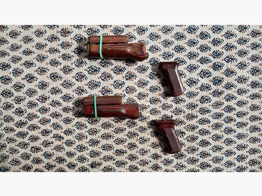 2 Sets Original Anbauteile inkl. Holz Laminat Handschutz und Bakelit Griff / AKMS und AKS-74 