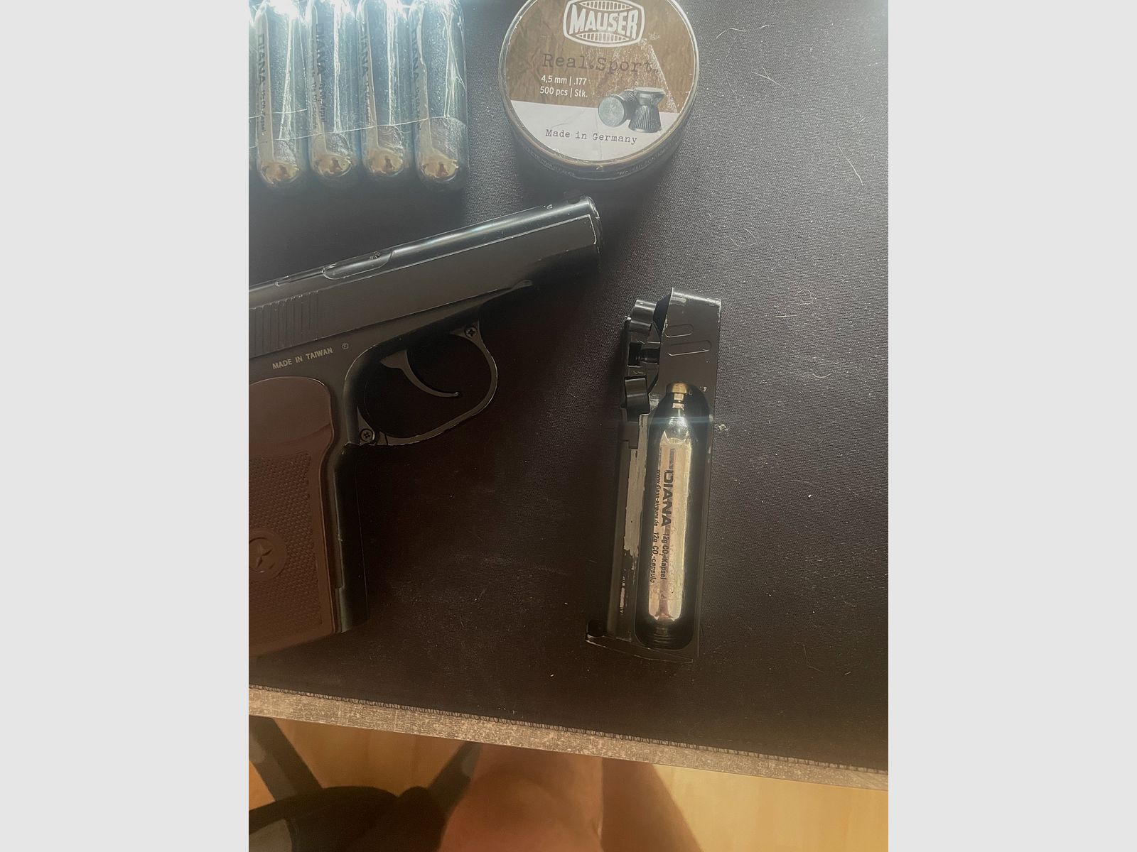 CO₂ Luftpistole PM Makarov 4,5 mm BB – mit Zubehör (Set)