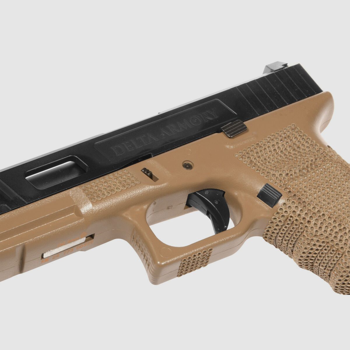 P02 GBB Airsoft Pistool met Grip Stippling in Tan | Delta Armory