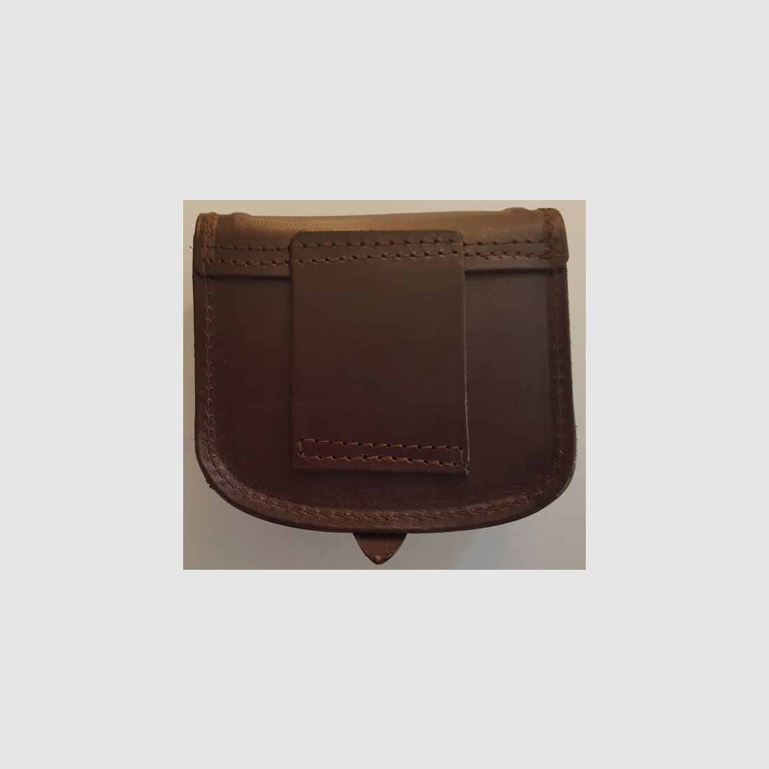 Estuche para cartuchos AKAH con borde perfilado de cuero genuino