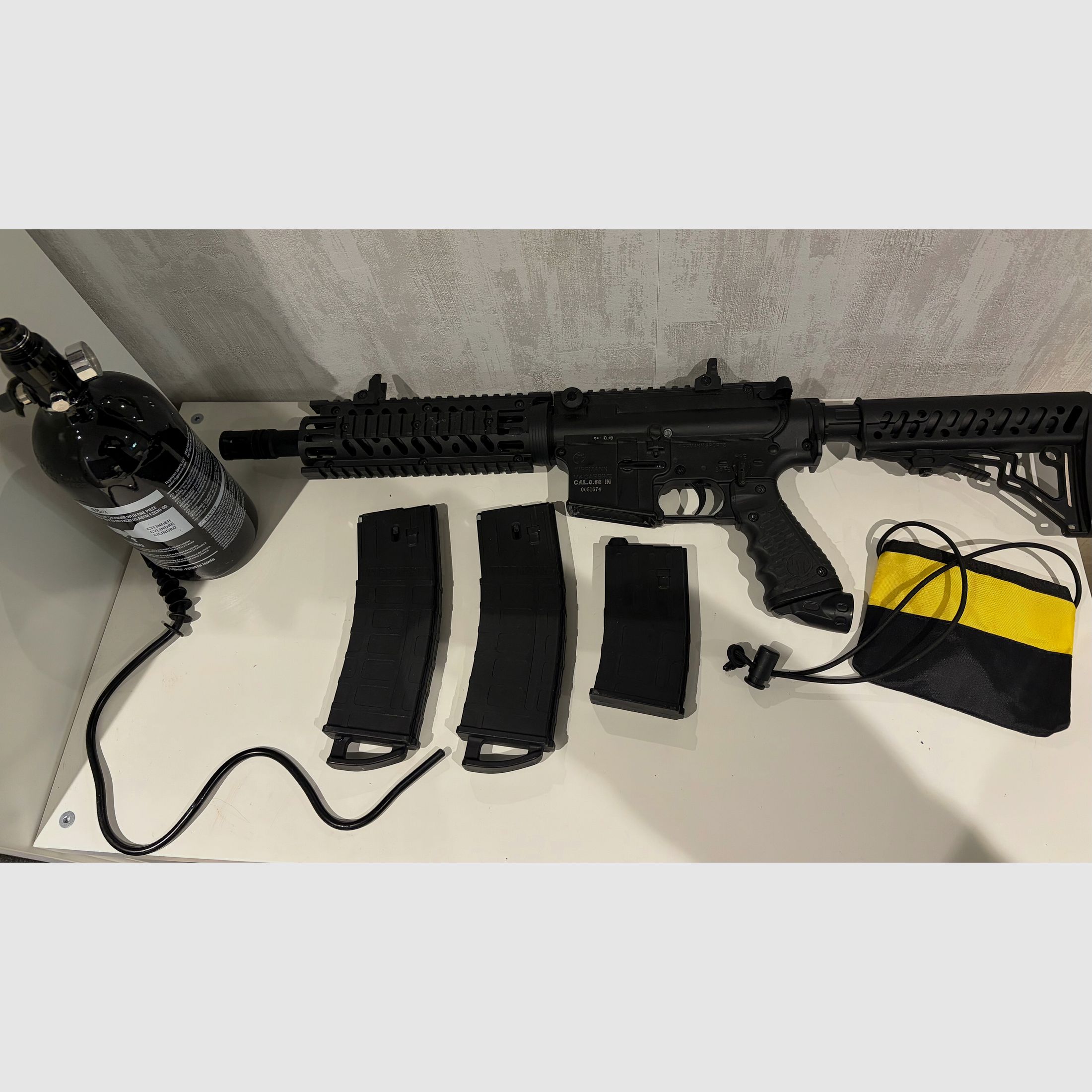 Tippmann TMC MagFed Markierer im M16-Look + 2 Magazine & große Flasche 