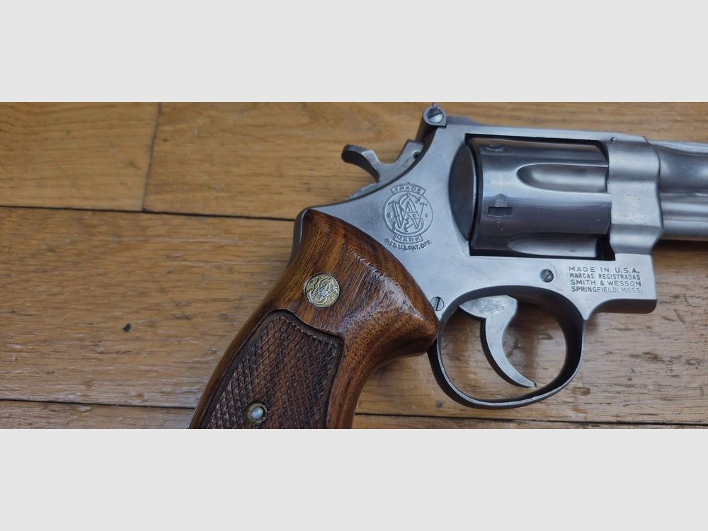Sehr schöner und seltener Revolver Smith&Wesson Modell 28-2, genannt „Highway Patrolman“ – Waffe der Autobahnpolizisten der 60er-80er Jahre – Kaliber 357mag / 38sp – Waffe von 1979 – Seltene satinierte Nickeloberfläche – Qualität „Pinned and Recessed“ – Sehr guter mechanischer und ästhetischer Zustand – Ausgezeichneter 6-Zoll-Lauf – TBE+, Bild 4 von 23