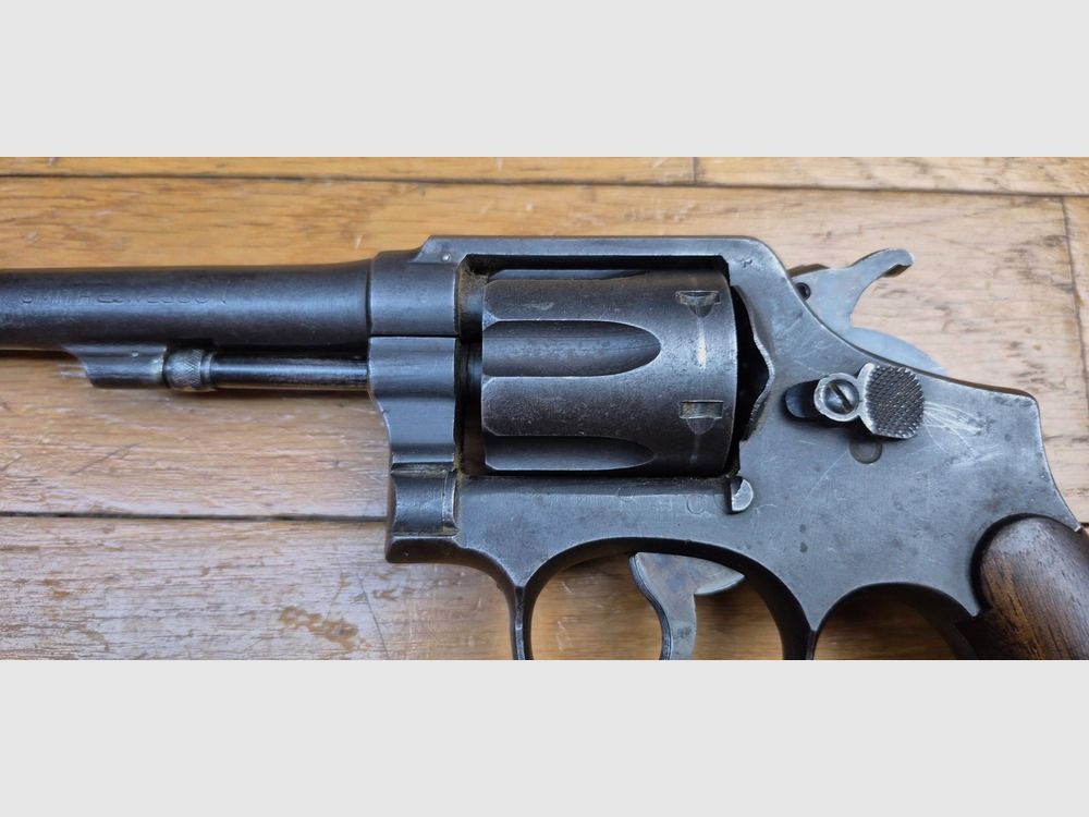 Très beau Revolver Smith & Wesson « Victory » – L&rsquo;ex Hand ejector 1899 et le futur modèle 10 de la seconde guerre mondiale – Cal. 38 SW / 38-200- Excellente mécanique – Bel état esthétique – Beau canon – Arme personnelle d&rsquo;un Commando « Jedburgh » français de la Force 156 du SOE britannique en Indochine – Rarissime étui local – Arme de début janvier 1944 chargée d&rsquo;histoire – TBE, image 5 sur 31
