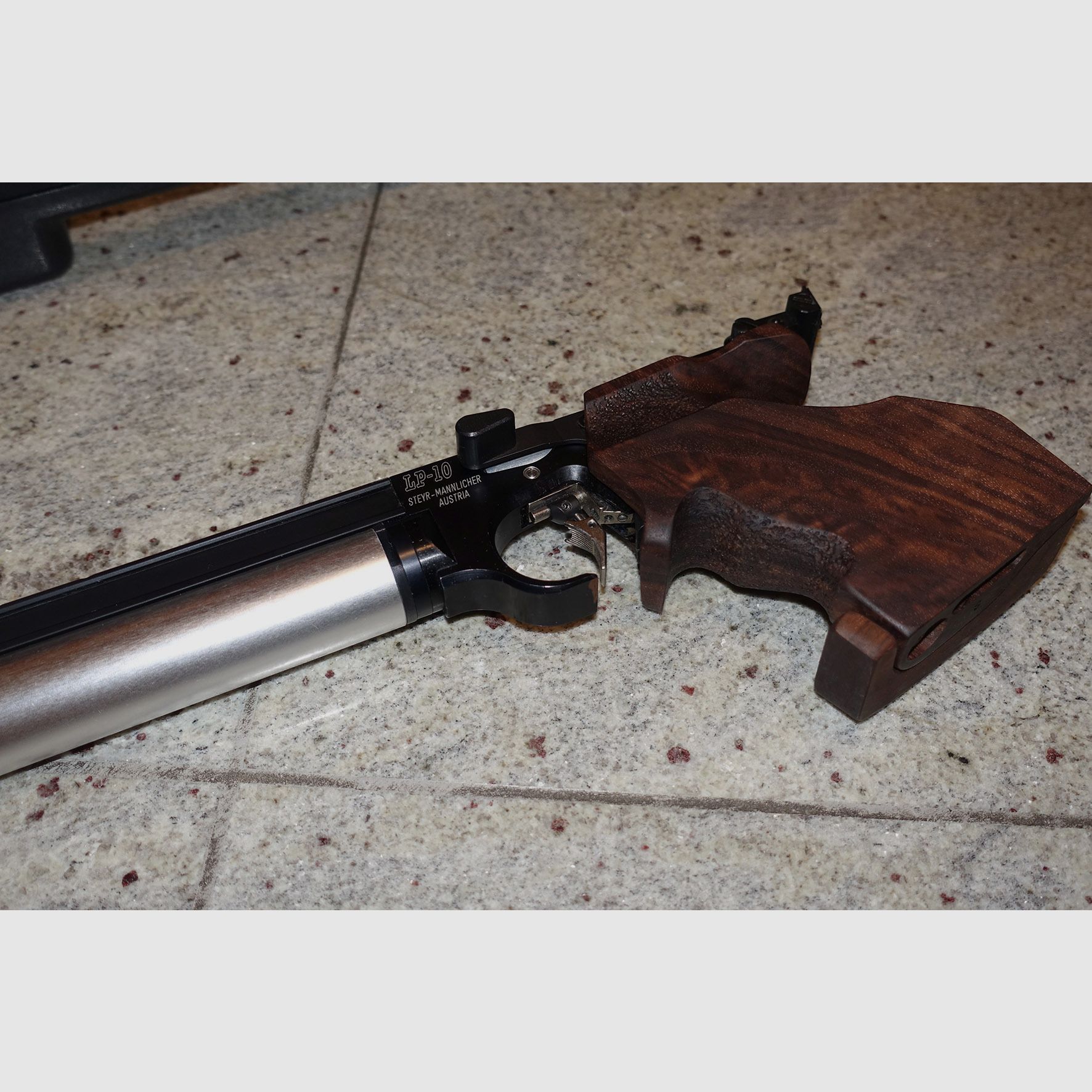 Pistola da tiro Steyr LP10 con accessori