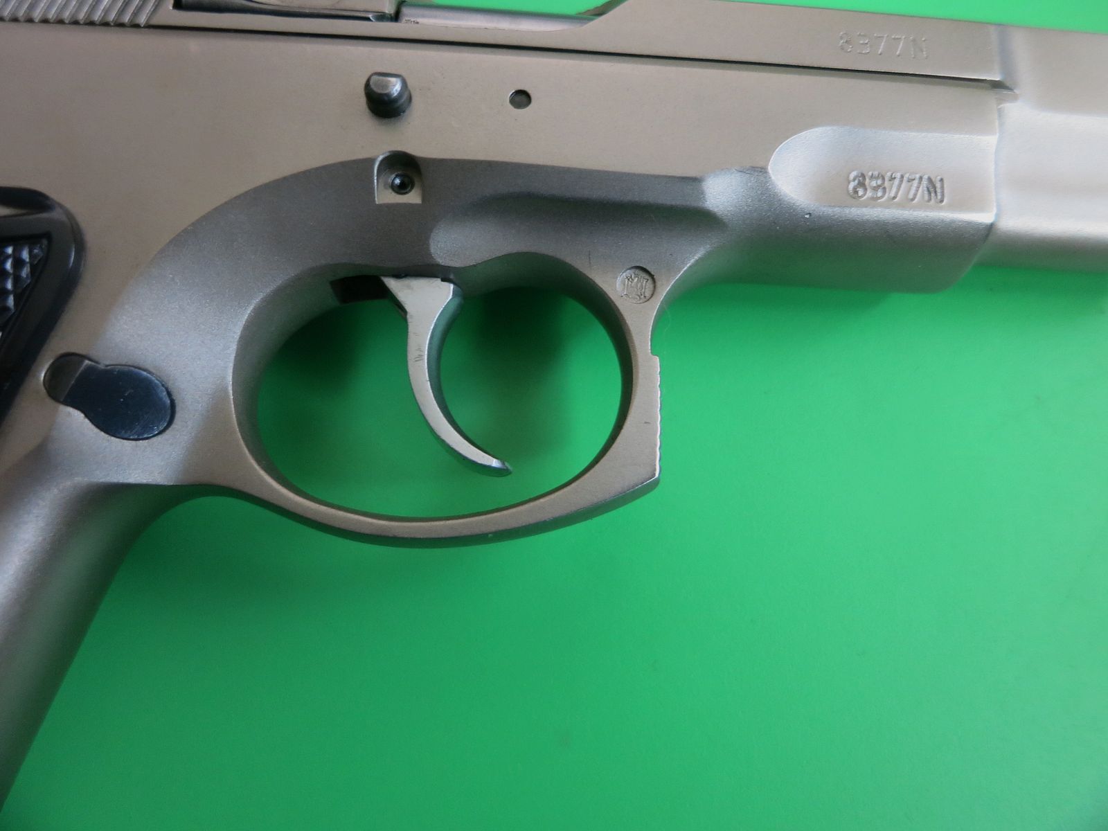 Brünner CZ75 B stainless or ČZ 75 (Česká zbrojovka), semi-automatic pistol, cal. 9×19 + Burris Fastfire #90