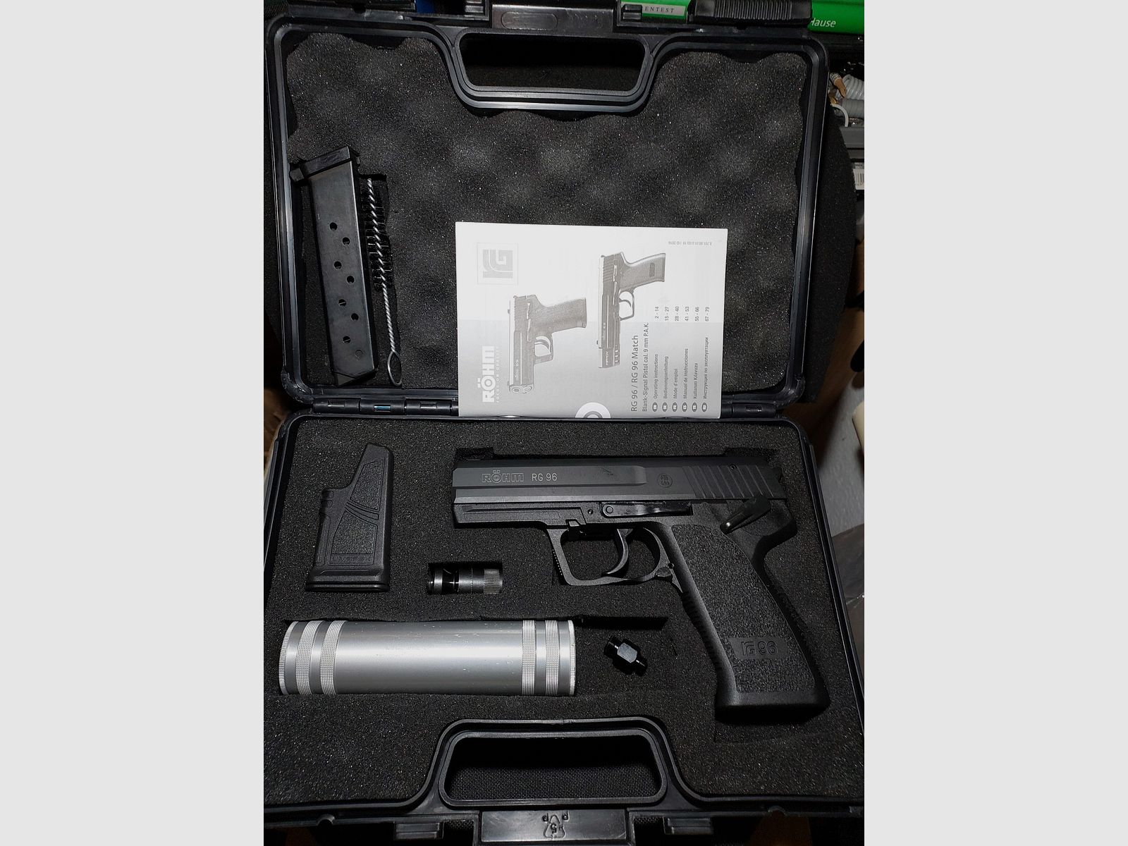 Pistolet alarmowy Röhm RG96, oksydowany (PTB 699) Zestaw RG 96 z tłumikiem, pomocą do ładowania i 2 magazynkami