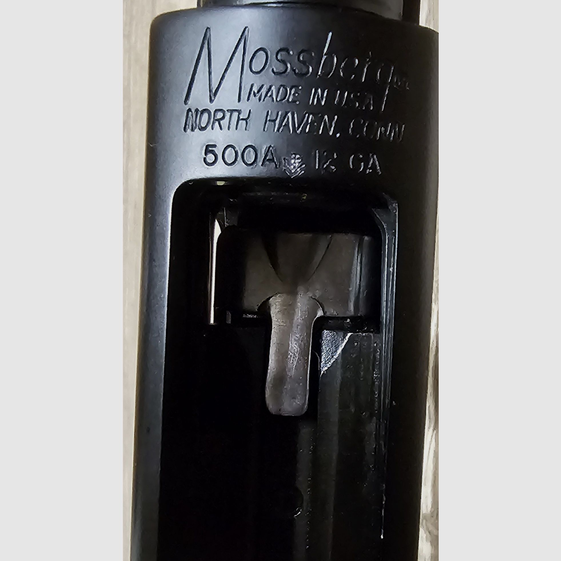 Mossberg 500A Kaliber 12/76, Vorderschaft-Repetierer, Pump-Flinte, gezogener Lauf mit Bushnell Zielfernrohr