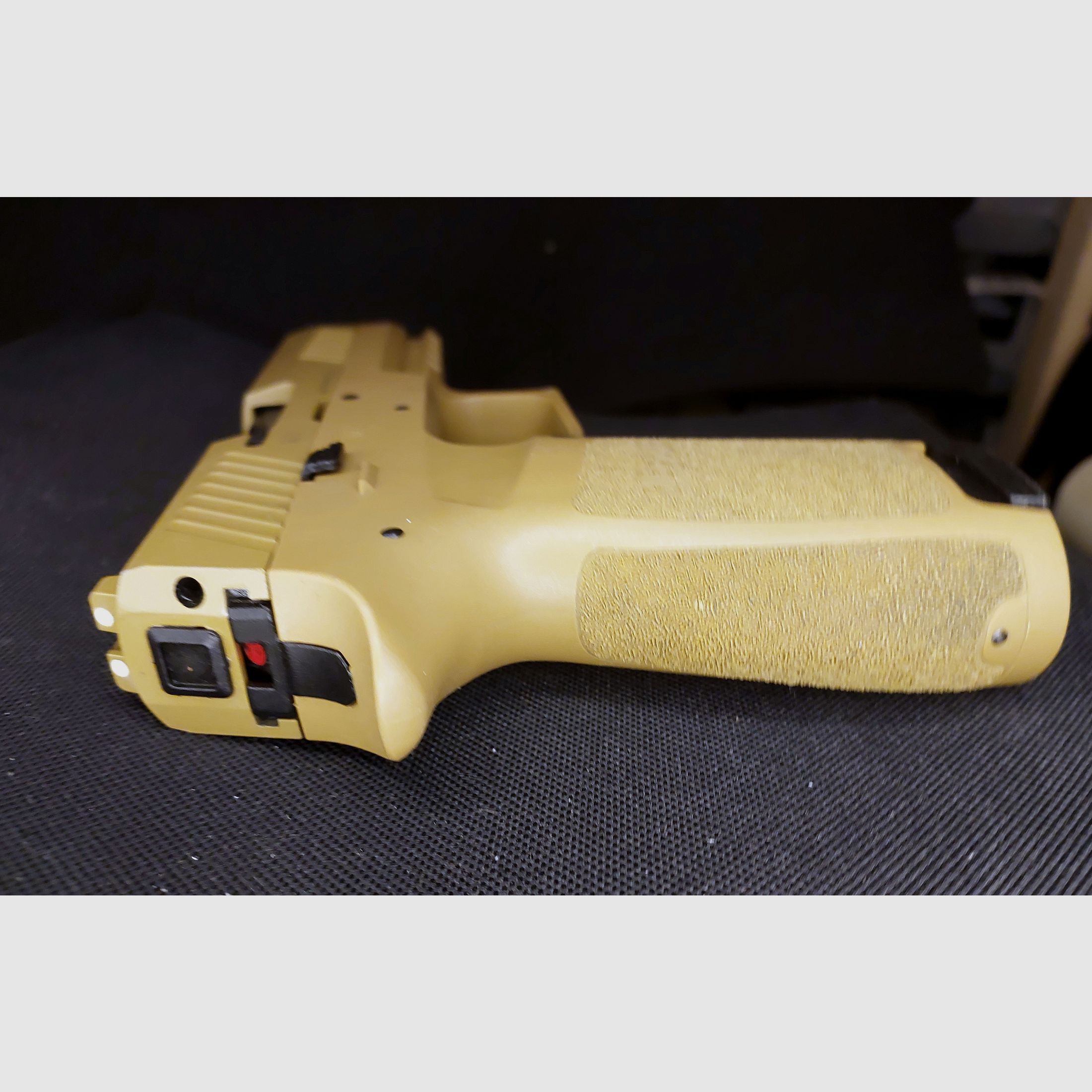 Sig Sauer P320 Schreckschusspistole im Kaliber 9 mm P.A.K. in der Tan / Dark Earth im originalen SIG-Koffer (PTB 1038)