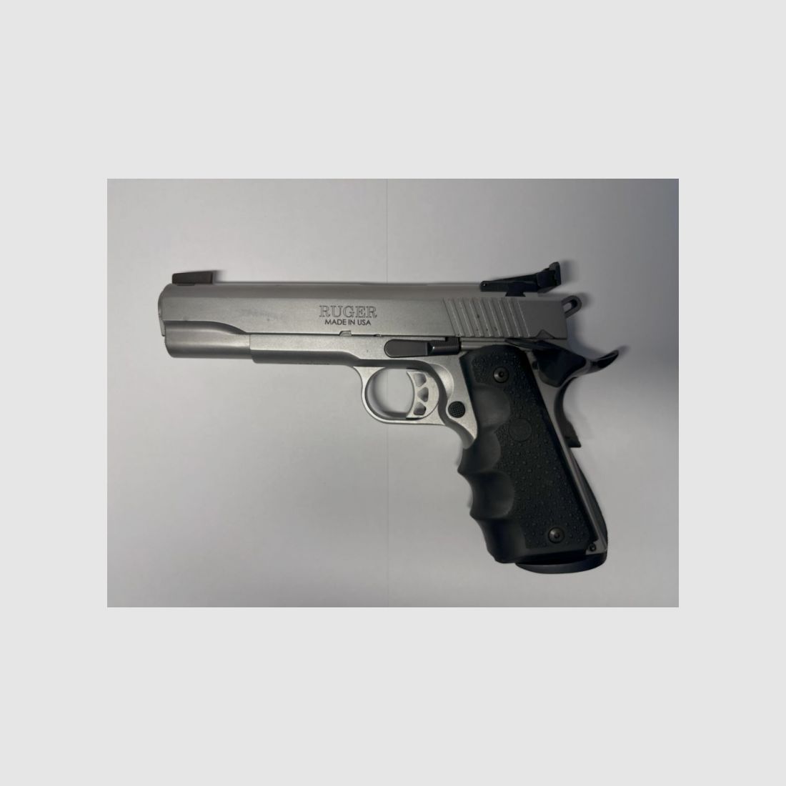 Pistole Ruger SR1911 in .45ACP mit sechs Magazinen