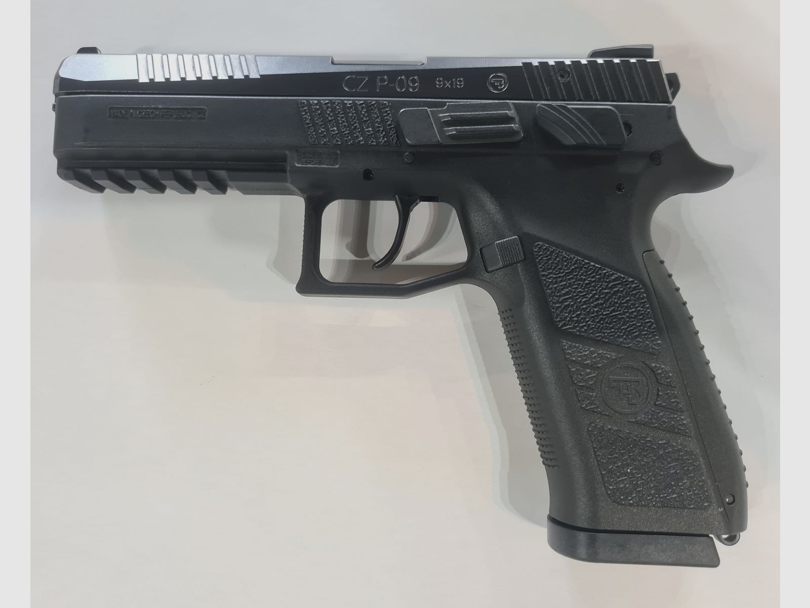 Pistolet semi-automatique CZ P-09 cal. 9x19mm DECOKING + MANUAL SAFETY D’OCCASION, ÉTAT IDÉAL, ENSEMBLE COMPLET COMME POUR UN EXEMPLAIRE NEUF, RESSORT REMPLACÉ PAR EEMANN TECH, image 1 sur 3