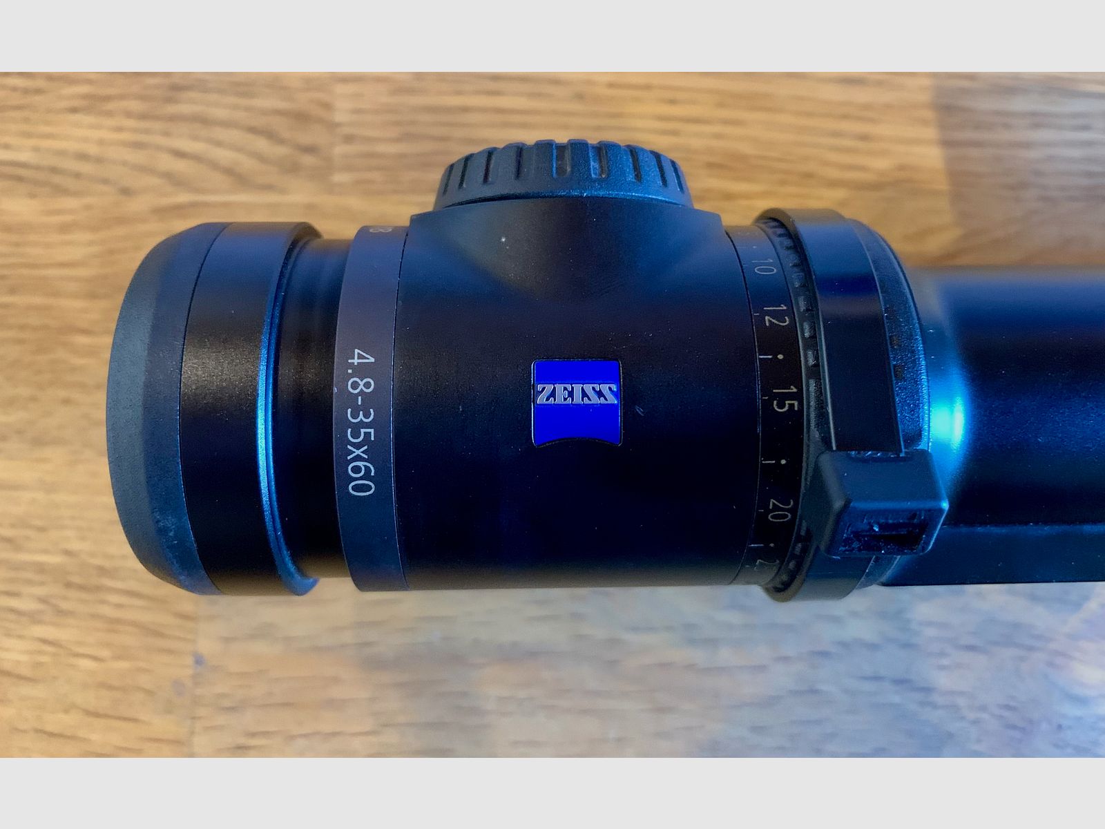 Zeiss V8 4,8-35x60 con montaggio a sella