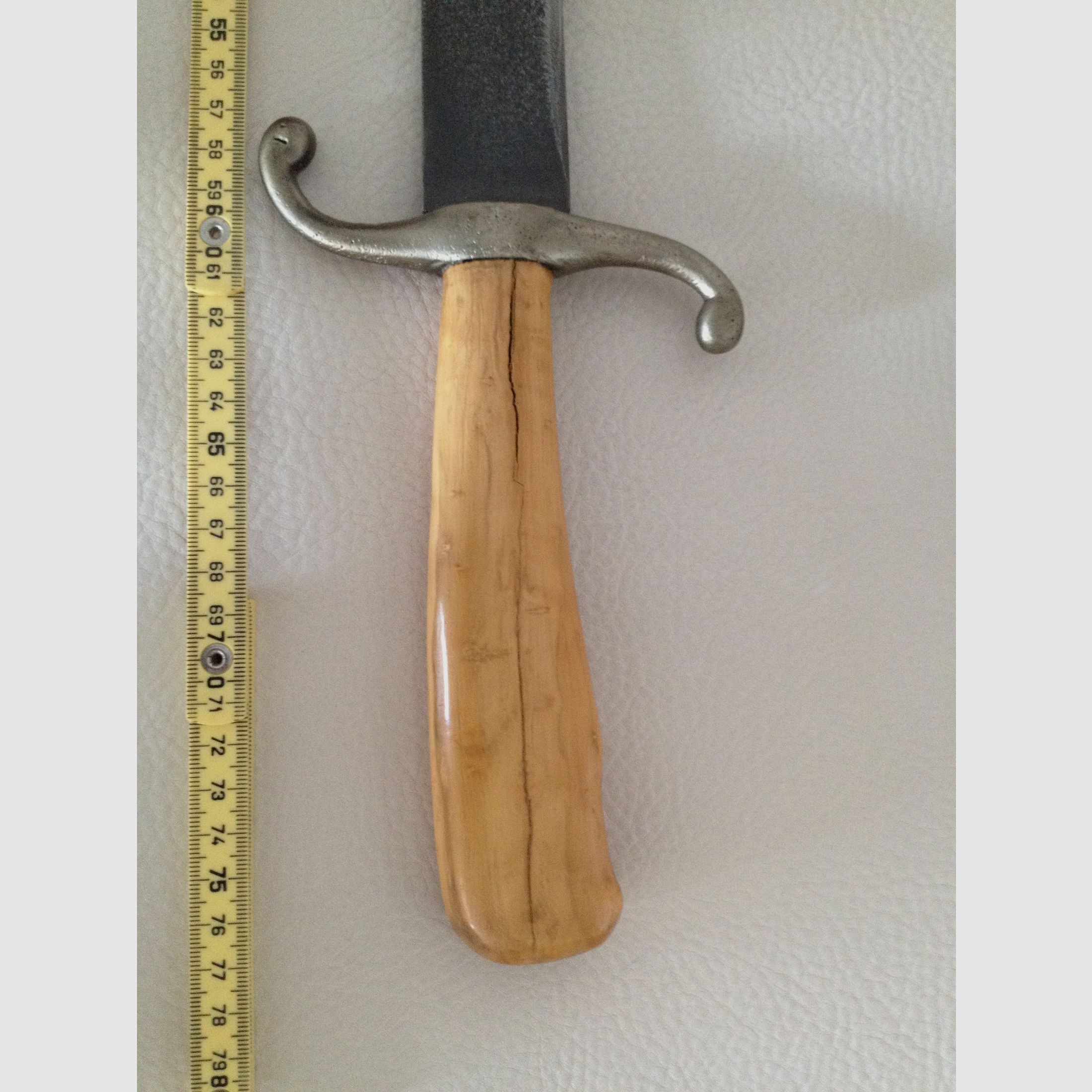 Altes Schwert mit noch scharfer Klinge