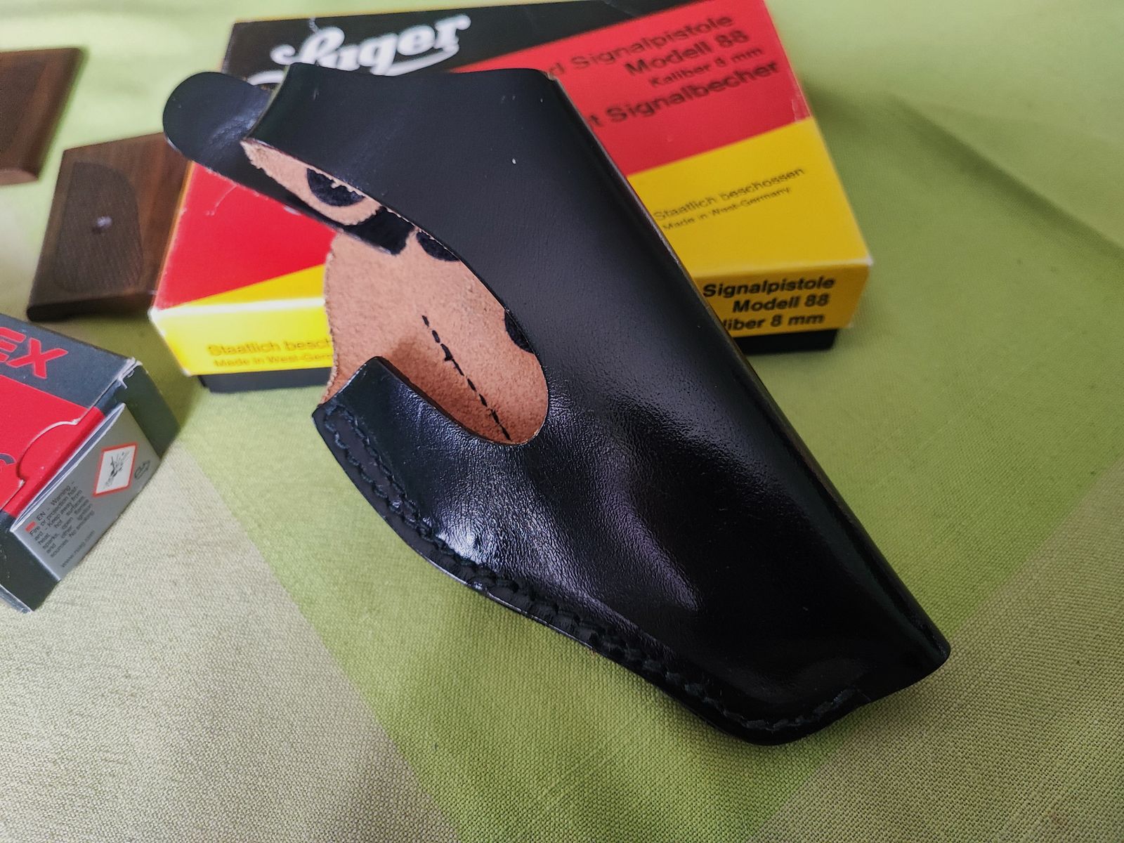 Luger 88 - 8 mmK PTB 414 aus der Röhm-Fertigung mit Holzgriffschalen, Lederholster, Munition