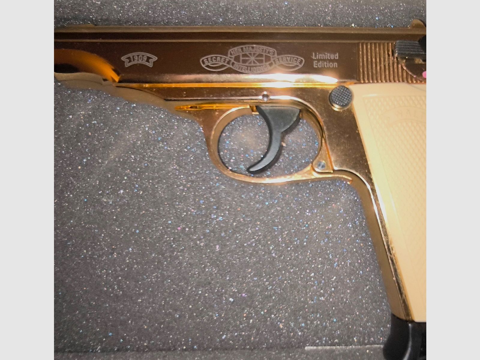 ⚠️ Verzamelaars & James Bond fans, Echte - zeldzaamheid uit de jaren 1990 - Vitrine stuk - Gelimiteerde speciale editie Walter PP Gold - GoldenEye met witte gripplaten & certificaat & VHS cassette evenals extra magazijn met vlakke magazijnbodem, Ongeschoten onberispelijke topstaat, Absoluut als nieuw!! Kaliber 9mmPAK, PTB - 620