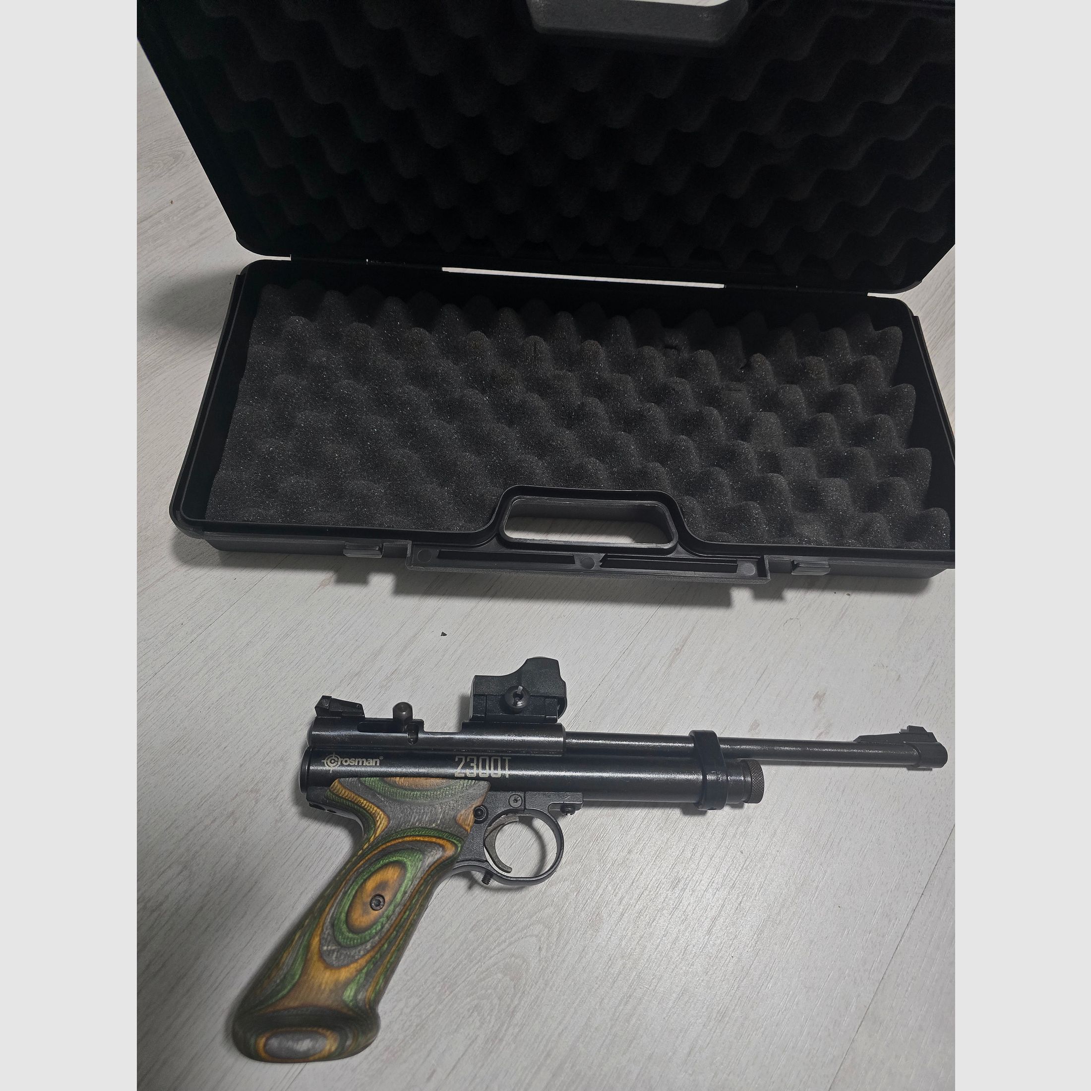 COLLECTOR'S ITEM CROSSMAN 2300 T, VECTOR RED DOT, WOOD GRIP PANELS AND CASE !!