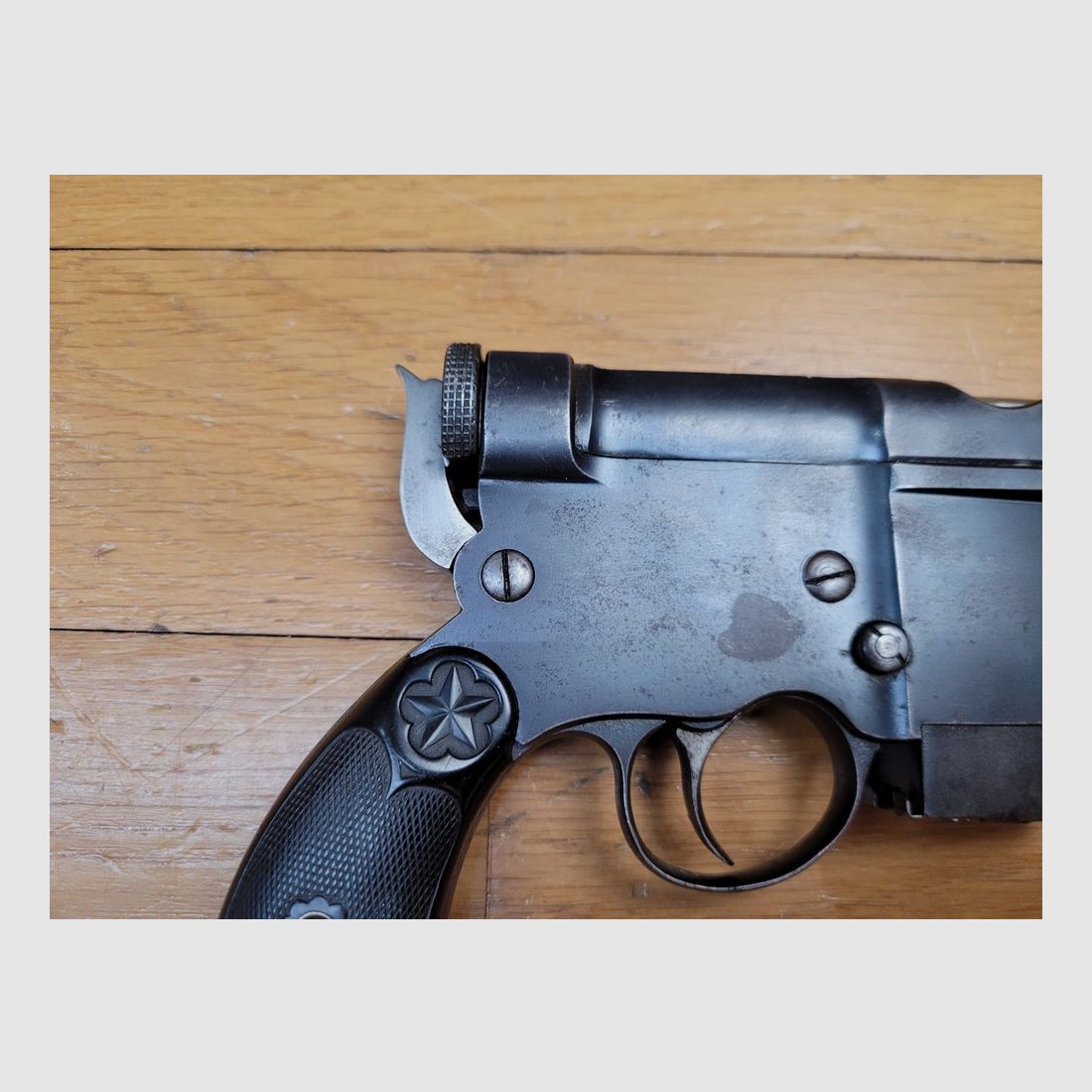Zeldzame pistol Charola model 1897 – Semi-automatisch vuurwapen in kaliber 7mm Clément, ook wel Teuf Teuf genoemd – De zeldzaamste variant van de Charola y Anuita – Minder dan 700 exemplaren – Afneembaar magazijn en originele Bakelite handgrepen – Eerste Spaanse automatische pistol – Picareske reductie van de legendarische C96 – Uitzonderlijk stuk geschiedenis in categorie D – Algemeen in zeer goede staat!, afbeelding 19 van 22