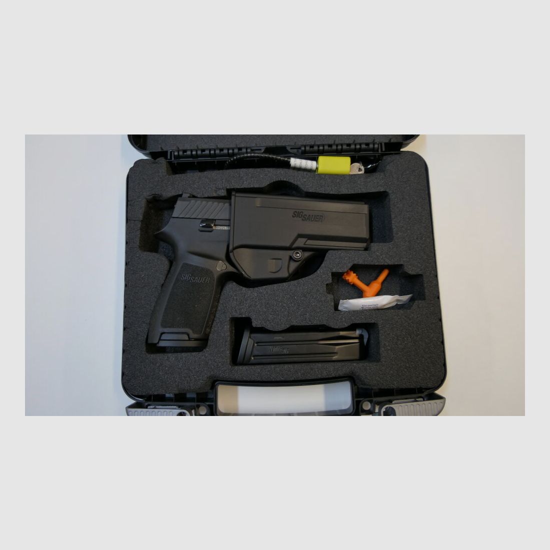 SIG SAUER pistol SIG Sauer P320F in caliber 9mm Para (9x19) including accessories