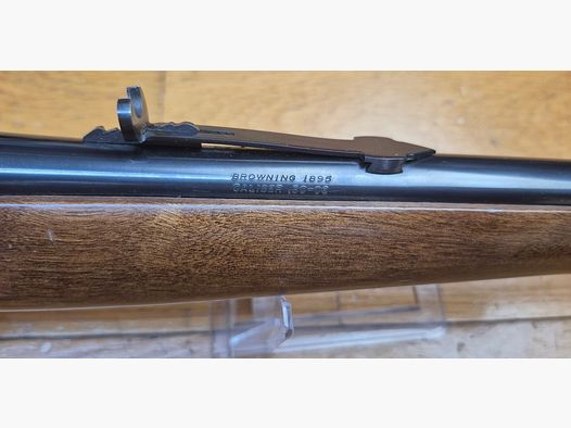 Splendide Winchester 1895 – Redoutable cal. 30.06 – Excellente fabrication par Miroku au Japon pour Browning – Très beaux bois superbes Grade V au moins – Canon splendide et mécanique parfaite – Arme en très bel état – TBE+!