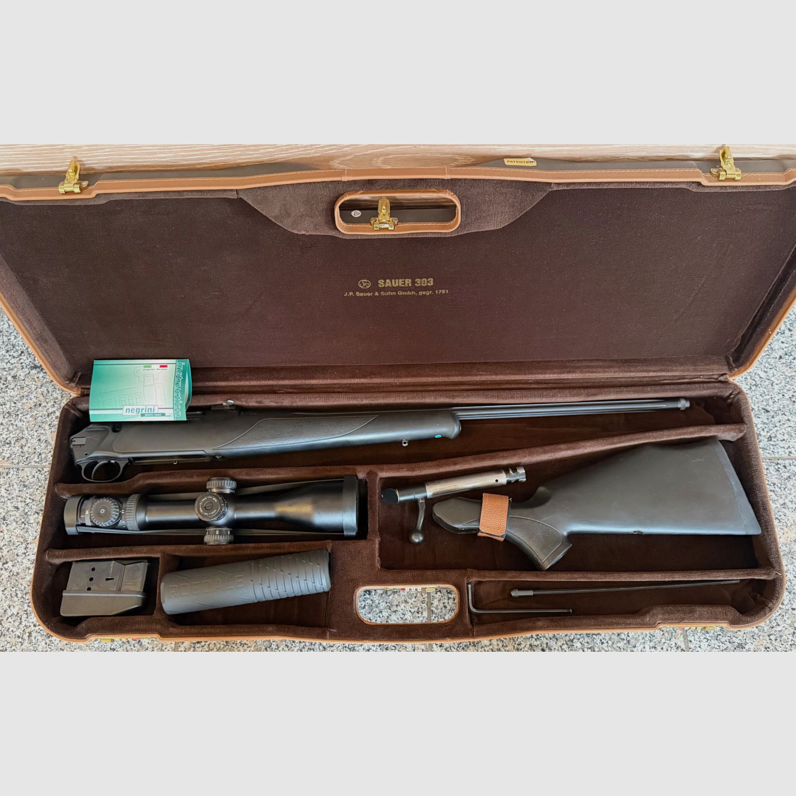 Complete offer for hunting worldwide! Sauer 202 cal. 7mm RemMag with fluted barrel, Zeiss V8 (new) + Roedale Ti48 (new) + Sauer case (new)