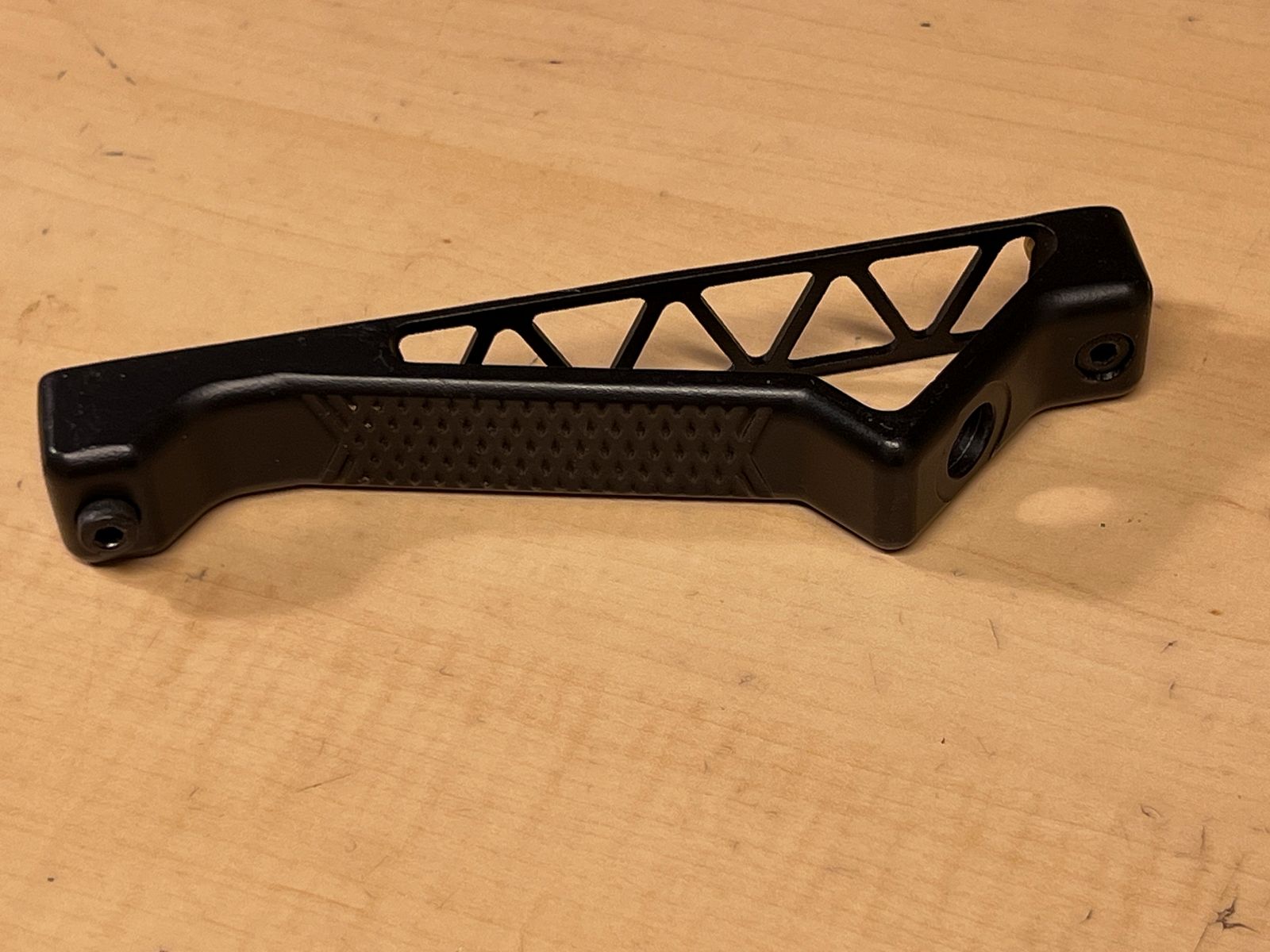 Przedni chwyt do Airsoft Aluminium, wersja kątowa w kolorze czarnym Key - MOD Typ 5