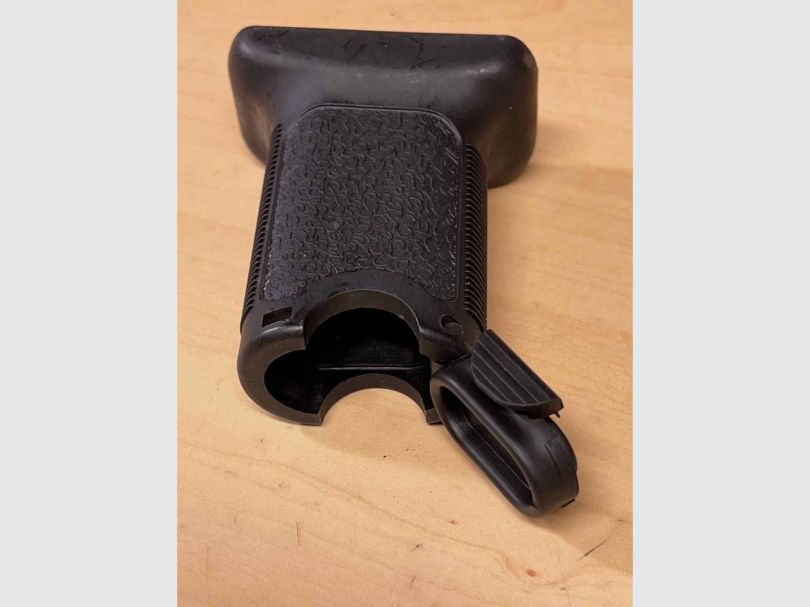 Przedni uchwyt do Airsoft w wersji kątowej w kolorze czarnym Key - MOD Typ4