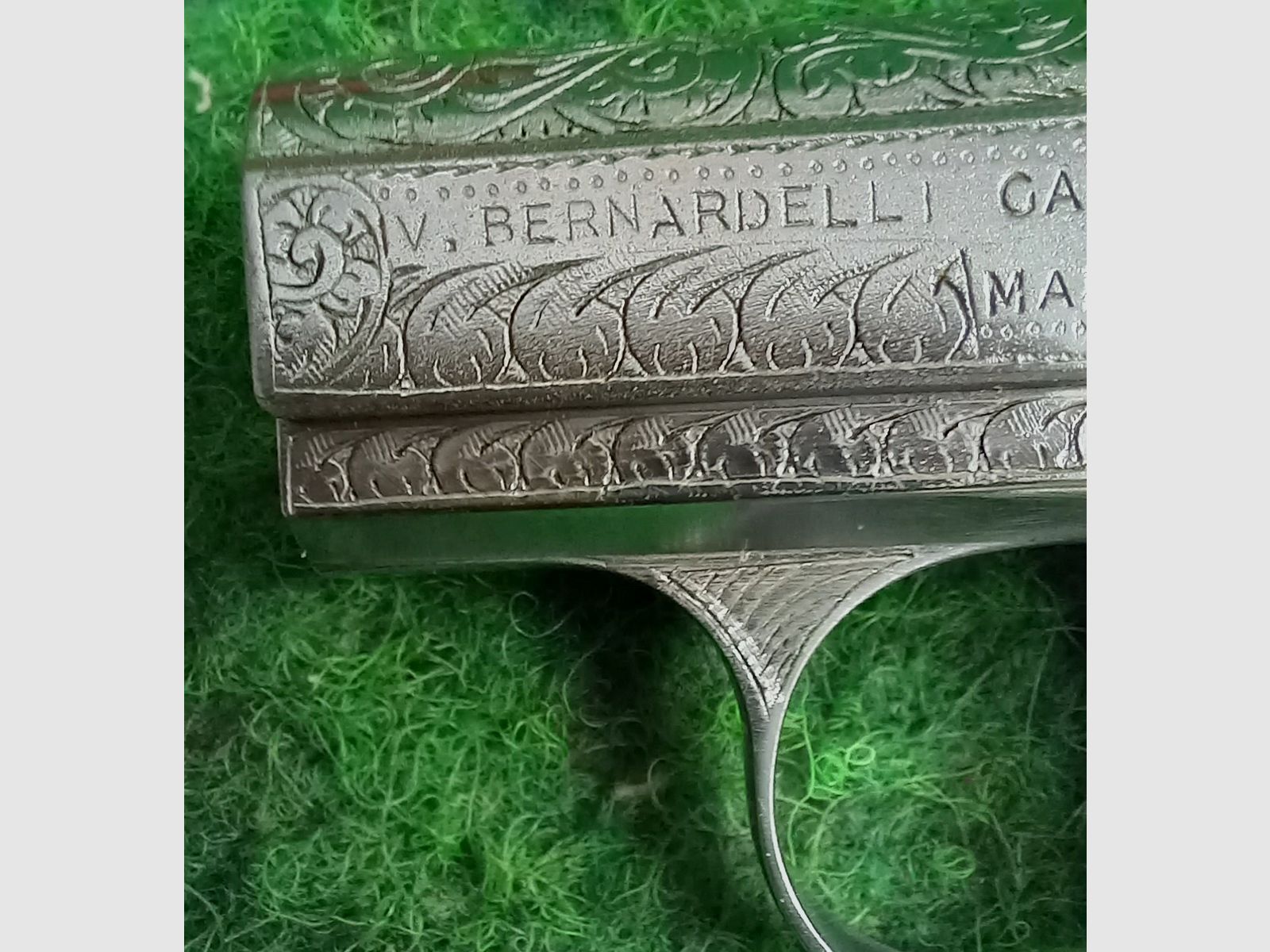 gravierte  Bernardelli im Kaliber 6,35mmBrowing