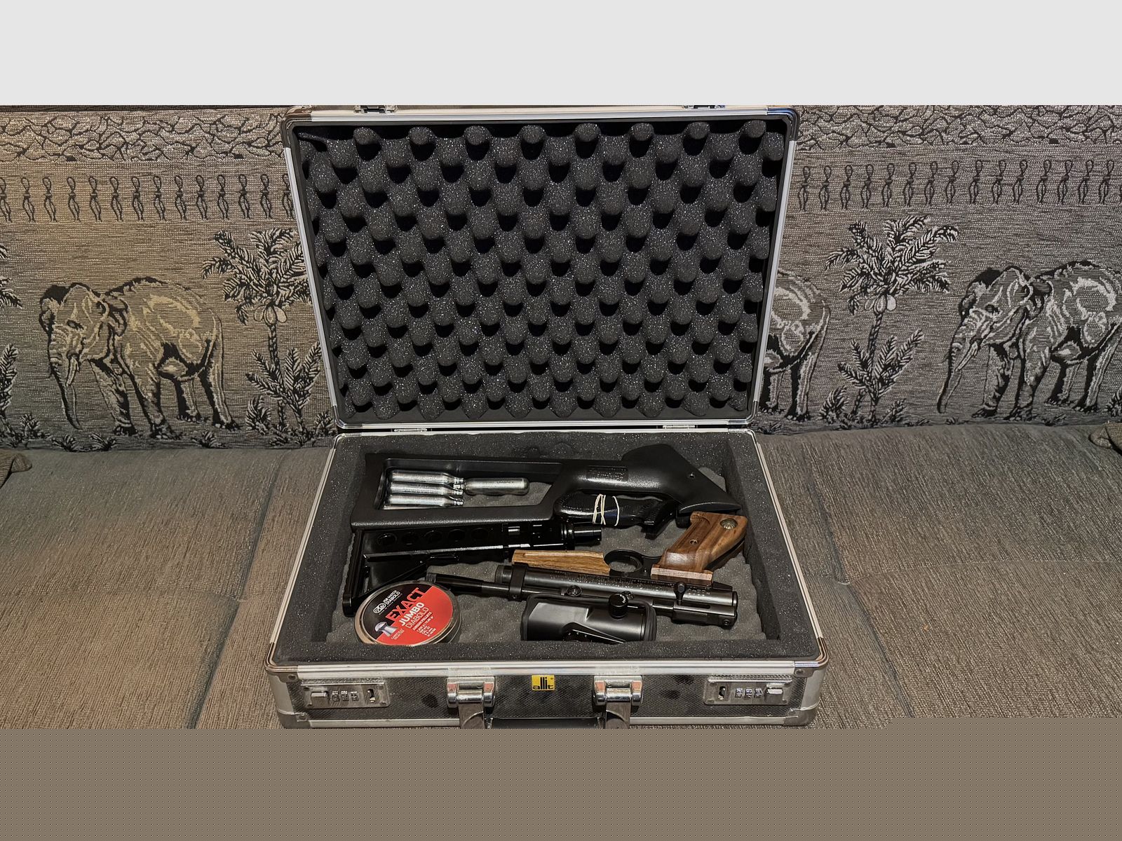 Crosman 2240 mit 2x Anschlagschaft, Holzgriffen Red Dot, Metall Update, Tuning Trigger, Koffer