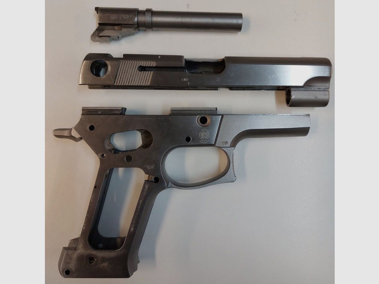 Smith & Wesson Defekt Pistole Smith & Wesson Mod.659 im Kaliber 9x19 (Bestehend aus Lauf,Verschluss,Griffstück)