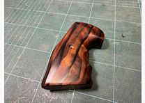 Custom wooden grips for Colt Python .357Mag - Smooth Target with finger grooves, noble contrasting grain, like new