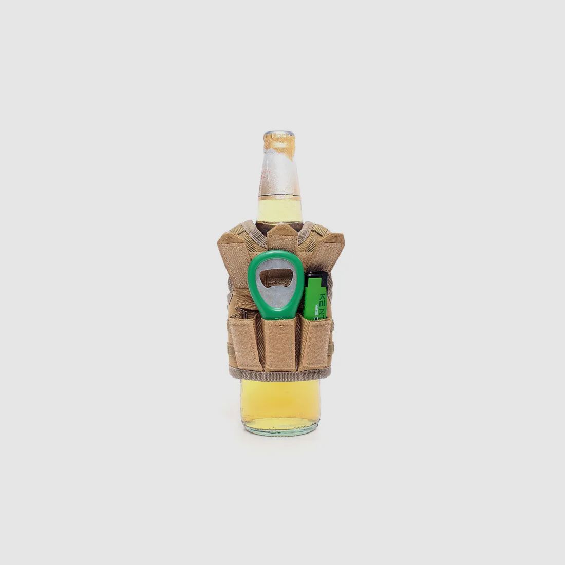 Mini tactische kogelwerende vest met frontzakken voor bierfles / wijnfles / thermosfles - zand