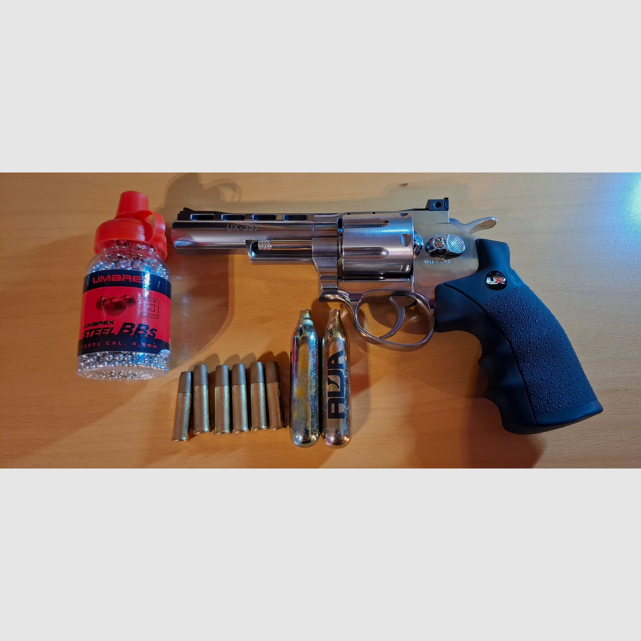 Verkaufe Umarex UX 357-4,5mm BB CO2 Revolver. Zustand wie neu.