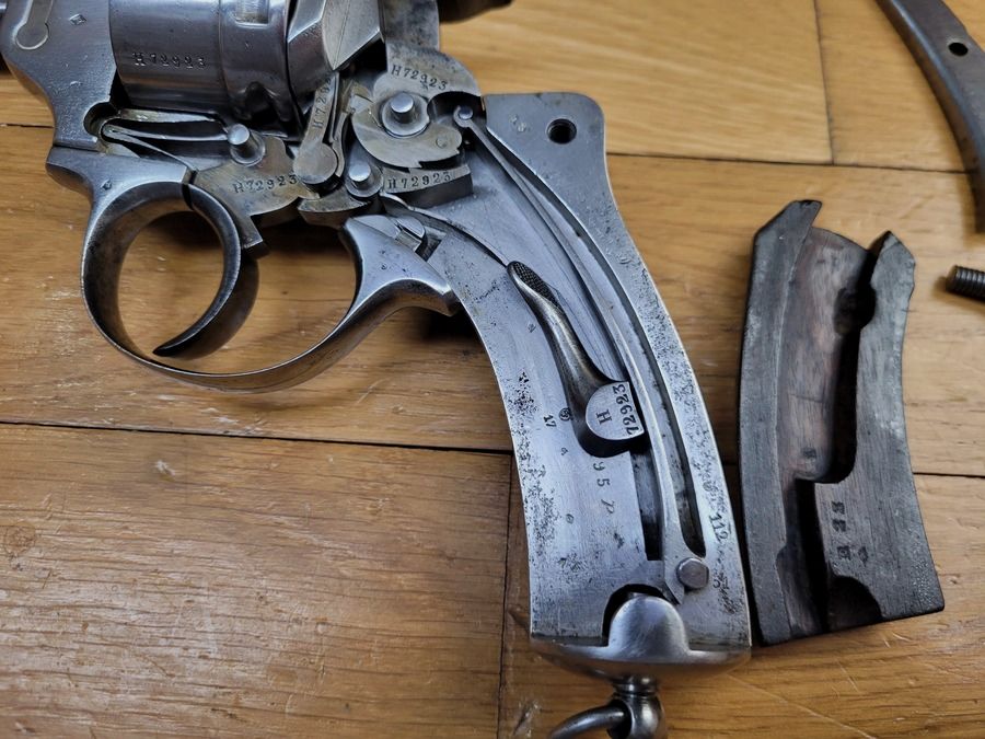Mooie dienstrevolver Model 1873 – kaliber 11mm73 – volledig overeenkomend serienummer – nog in origineel strogeel! – MAS in 1882 – Goede mechanica en zeer mooie loop – Zeer goede staat, afbeelding 26 van 31