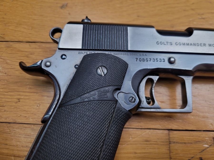 Rara Colt Commander 45 ACP – magnifica finitura Dual Tone Blue originale – serie MK IV 70 – fabbricata intorno al 1982 – impugnature Pachmayr – canna da 4 ¼ pollici – guardia del grilletto quadrata – grilletto regolabile – qualità Colt al massimo – TBE++, immagine 13 di 18