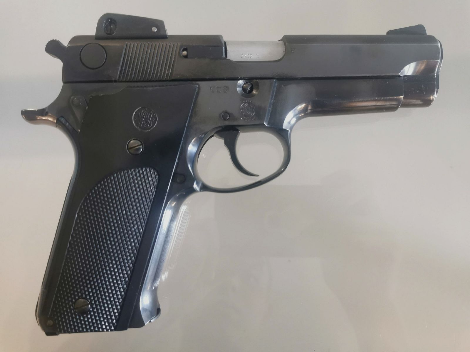 Pistolet samopowtarzalny Smith&Wesson Model 559, zdjęcie 2 z 2