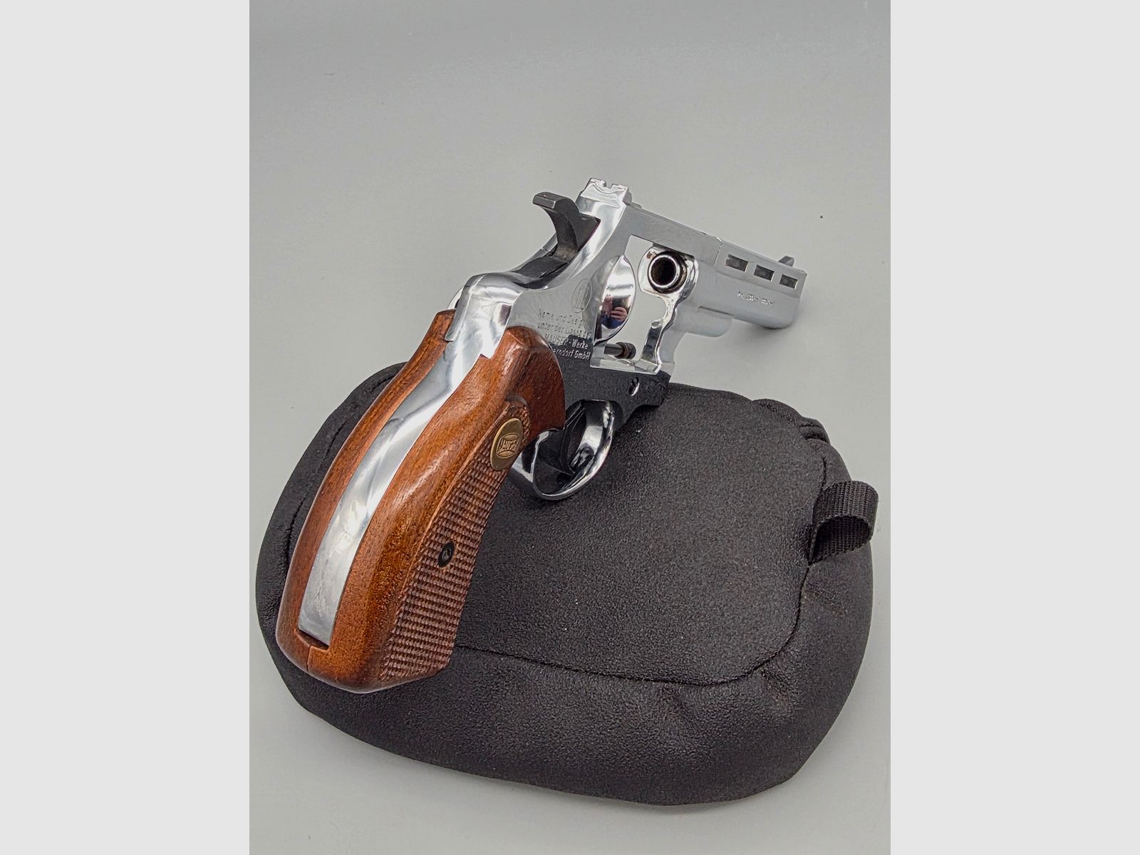 Sammler SRS Revolver Mauser L100 Chromfinish mit Holzgriffen im Kaliber 9mm Knall .380 Schreckschuss