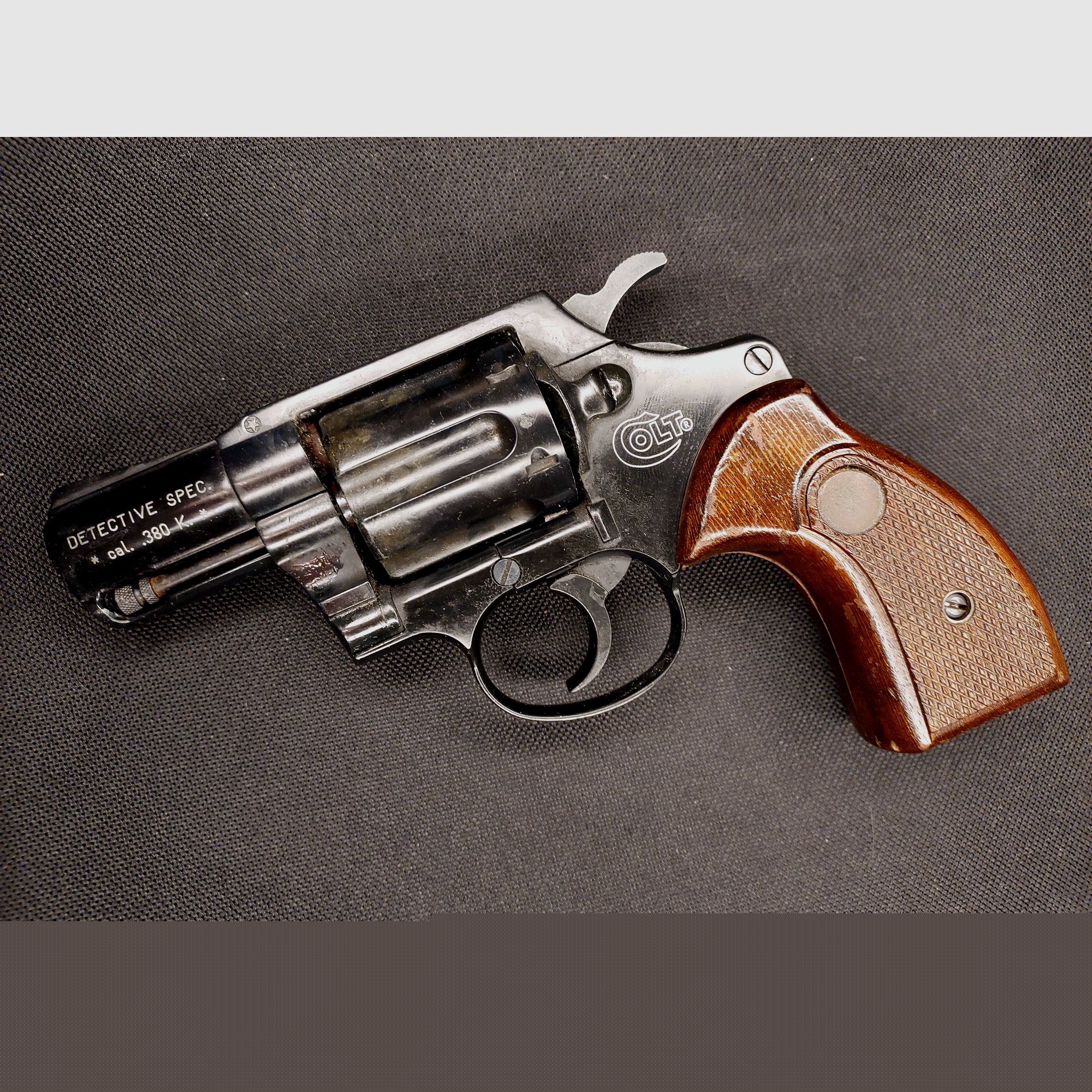 Colt Detective Special (Umarex) .380 (9mm) R.K. (PTB 841) con empuñaduras de madera