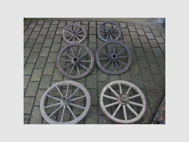 Original antike Holz-Speichenräder für den Kanonenbauer. Preis je Paar