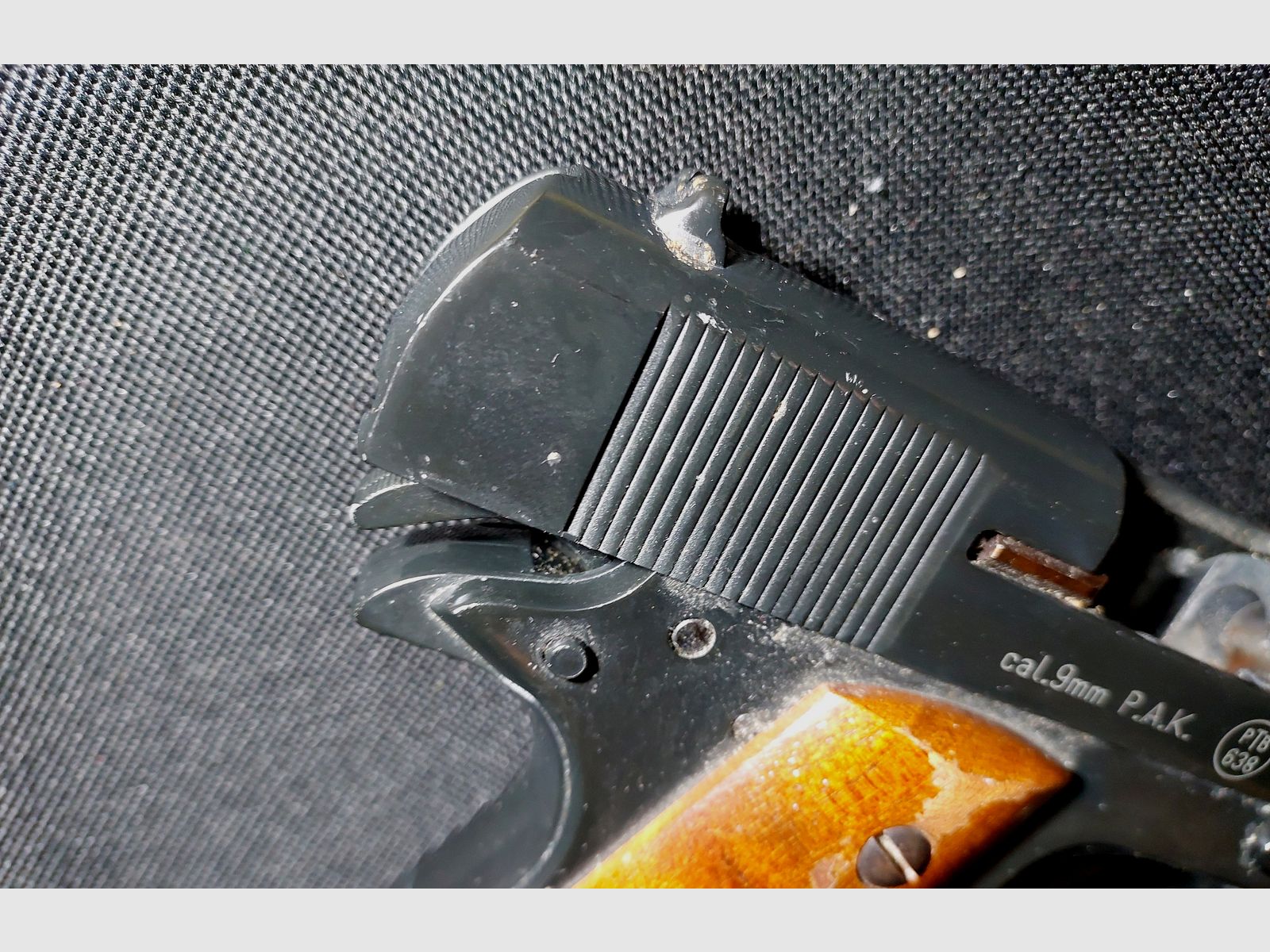 Colt Government 1911 A1 Schreckschuss Pistole 9mm P.A.K. (PTB 774) "vintage Holzgriffe