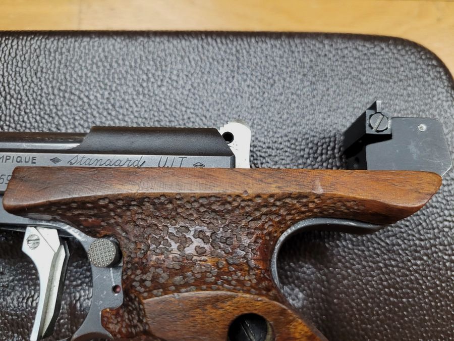 Sehr guter Unique Modell DES 69 – Kaliber 22LR – mit seinem Gegengewicht – Zwei Magazine und seinem Transportkoffer – Große Präzision – Unverwüstlich – Top Made in France! TBE, Bild 12 von 22
