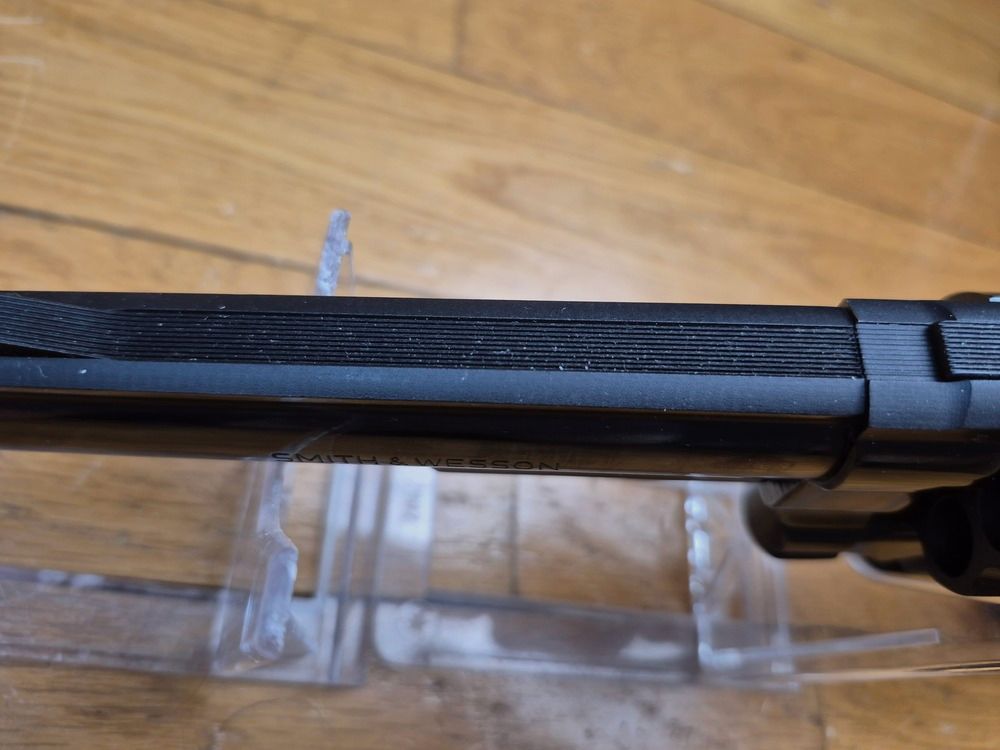 Uitzonderlijke revolver Smith & Wesson Mod 25-2 – LE Smith in kal. 45ACP! – Wapen uit begin jaren 1980 – Kwaliteit en mechanica die vandaag de dag niet meer te vinden zijn – Ook een CIA-revolver! – Loop van 6 inch – Prachtige glanzende zwarte afwerking – Uitzonderlijk wapen voor uitzonderlijke schutters – TBE++, afbeelding 19 van 27